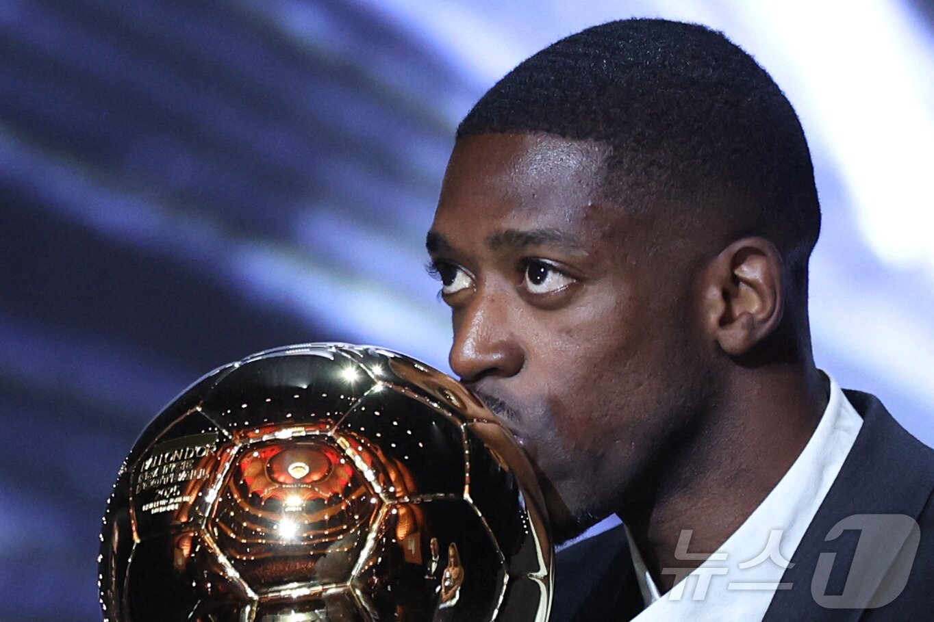 본문 이미지 - 발롱도르 트로피에 입을 맞추는 뎀벨레 ⓒ AFP=뉴스1