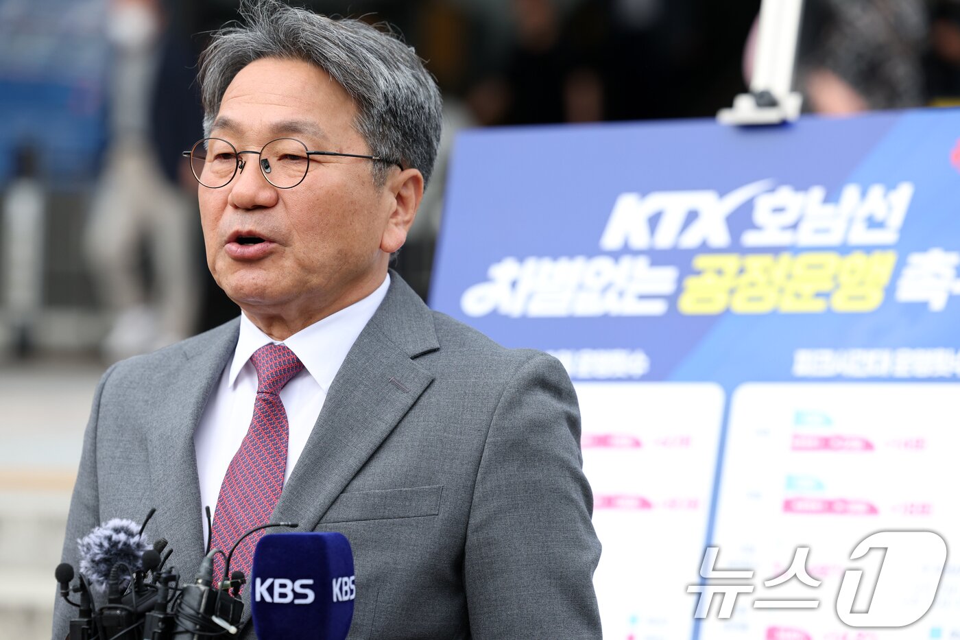 본문 이미지 - 강기정 광주시장이 23일 오전 광주송정역에서 호남선 KTX를 증편할 경우 늘어날 관광 수요 등에 대해 설명하고 있다. 2025.9.23/뉴스1 ⓒ News1 이승현 기자