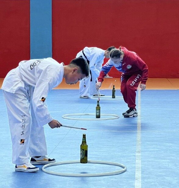 본문 이미지 - 북한 학생들과 같이 전통 놀이 즐기는 러시아 학생들.  &#40;여행사 &#39;보스토크 인투르&#39; 홈페이지 갈무리&#41;