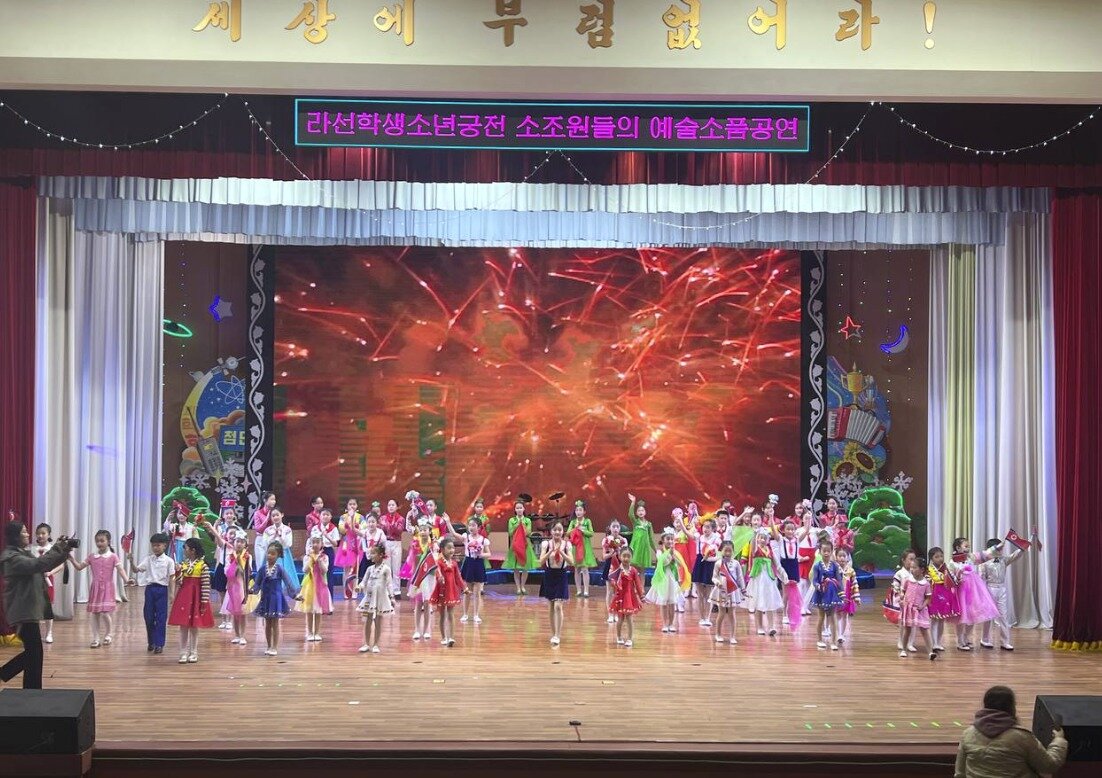 본문 이미지 - 북러 어린이 축제 &#39;우정의 꽃&#39; 무대. &#40;여행사 &#39;보스토크 인투르&#39; 홈페이지 갈무리&#41;