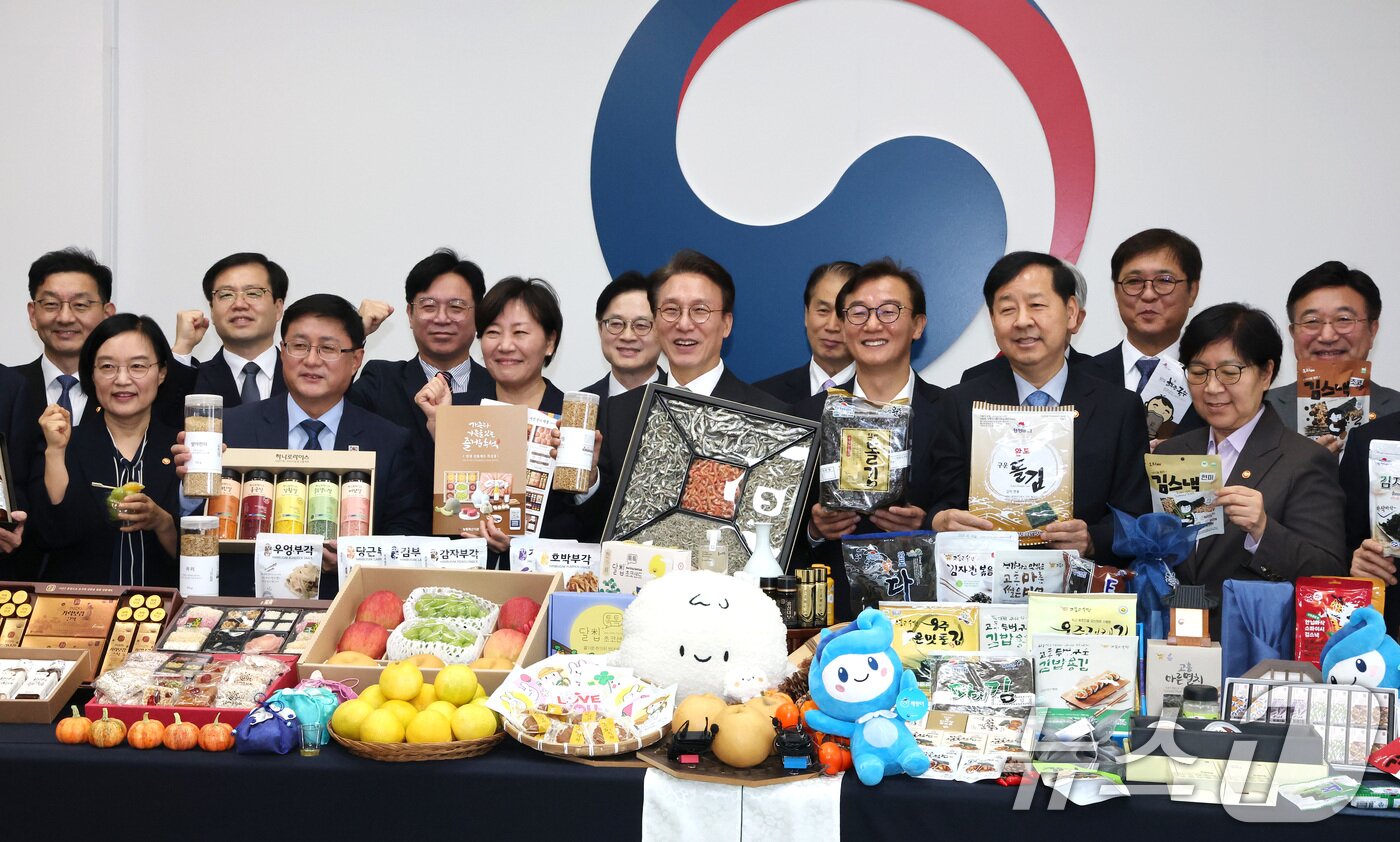본문 이미지 - 김민석 국무총리 및 국무위원들이 23일 서울 종로구 정부서울청사에서 열린 농수산식품 소비촉진 행사에서 추석민생선물세트를 들고 기념촬영을 하고 있다. 2025.9.23/뉴스1 ⓒ News1 임세영 기자