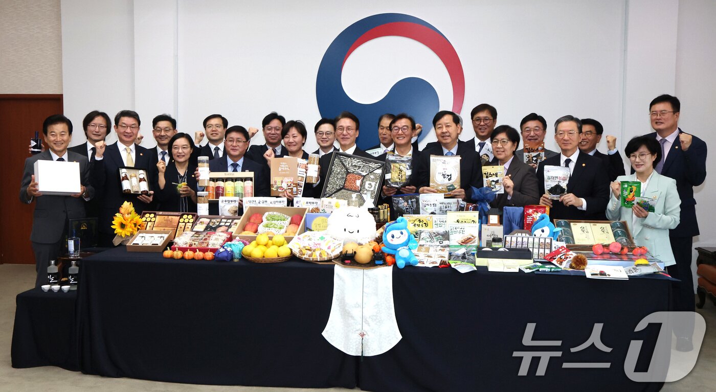 본문 이미지 - 김민석 국무총리 및 국무위원들이 23일 서울 종로구 정부서울청사에서 열린 농수산식품 소비촉진 행사에서 추석민생선물세트를 들고 기념촬영을 하고 있다. 2025.9.23/뉴스1 ⓒ News1 임세영 기자