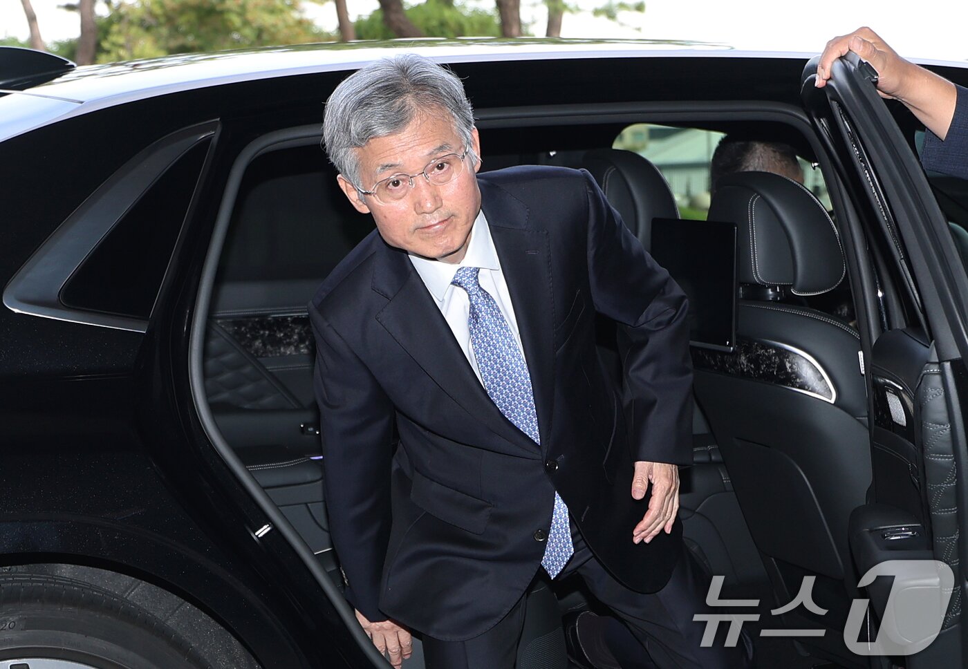 본문 이미지 - 조희대 대법원장이 23일 오전 서울 중구 신라호텔에서 열린 ‘세종 국제 콘퍼런스’ 2일차 일정에 참석하기 위해 차량에서 내리고 있다.  2025.9.23/뉴스1 ⓒ News1 오대일 기자