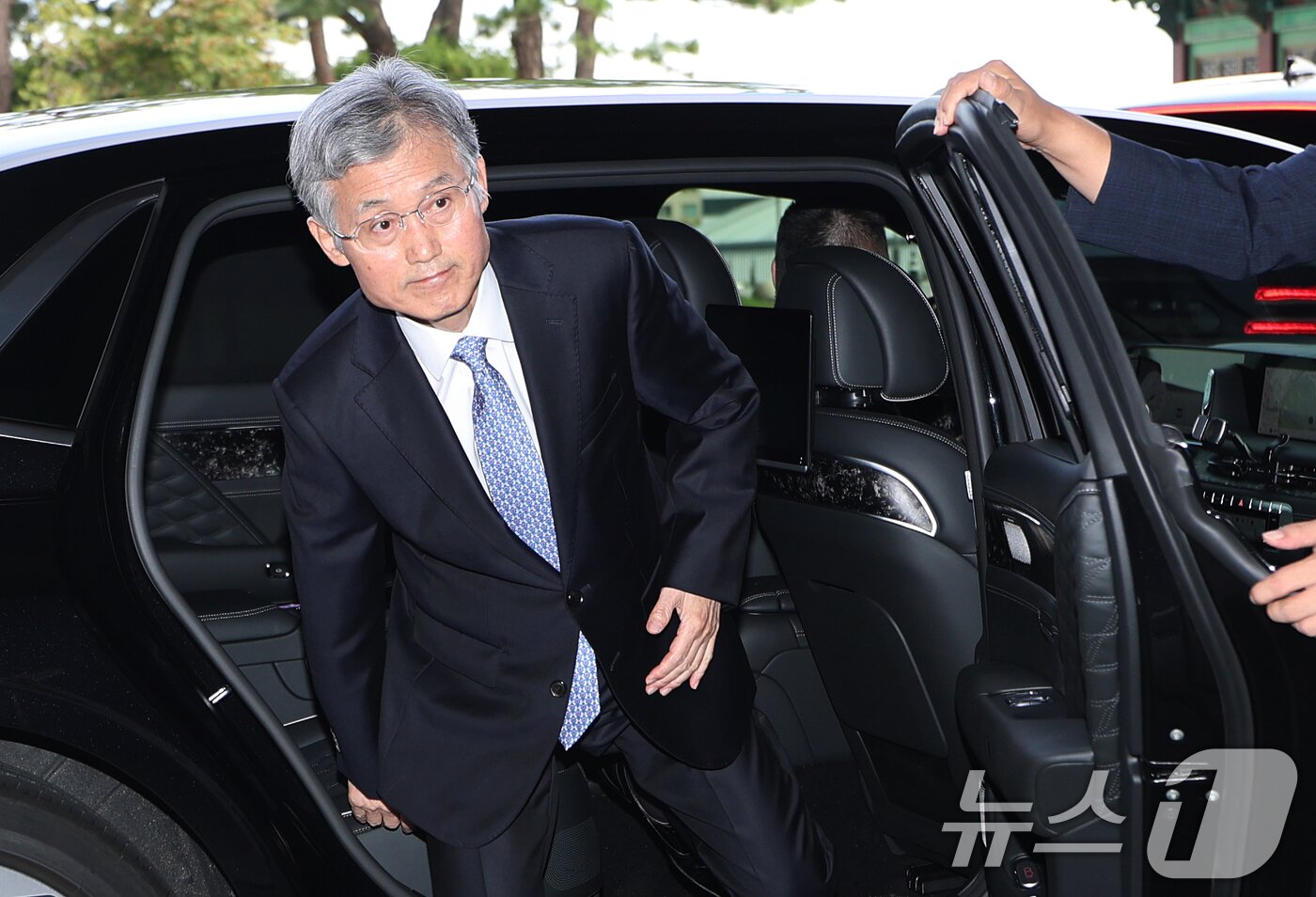 본문 이미지 - 조희대 대법원장이 23일 오전 서울 중구 신라호텔에서 열린 ‘세종 국제 콘퍼런스’ 2일차 일정에 참석하기 위해 차량에서 내리고 있다. 국회 법제사법위원회는 지난 22일 전체회의에서 더불어민주당 주도로 &#39;조희대 대법원장 대선 개입 의혹 관련 긴급 현안 청문회&#39; 실시계획서와 관련 증인·참고인 출석의 건을 의결했다. 2025.9.23/뉴스1 ⓒ News1 오대일 기자