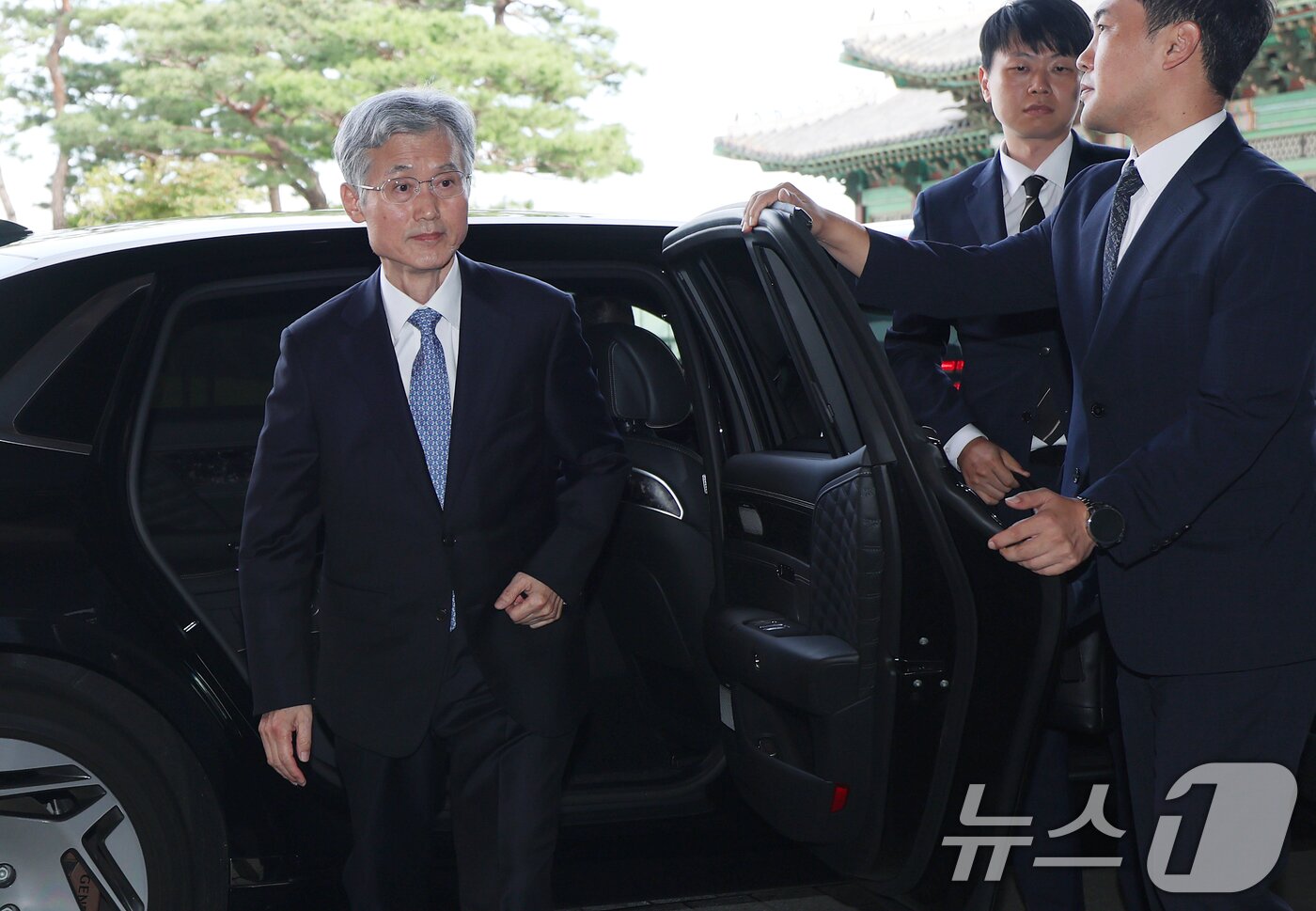 본문 이미지 - 조희대 대법원장이 23일 오전 서울 중구 신라호텔에서 열린 ‘세종 국제 콘퍼런스’ 2일차 일정에 참석하기 위해 차량에서 내리고 있다.  2025.9.23/뉴스1 ⓒ News1 오대일 기자