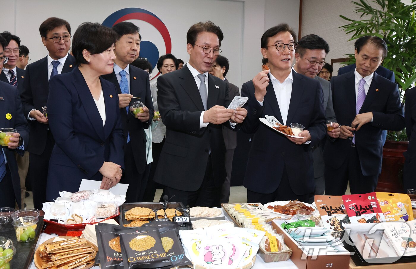 본문 이미지 - 김민석 국무총리, 송미령 농림축산식품부 장관, 전재수 해양수산부 장관 및 국무위원들이 23일 서울 종로구 정부서울청사에서 열린 농수산식품 소비촉진 행사에서 시식을 하고 있다. 2025.9.23/뉴스1 ⓒ News1 임세영 기자