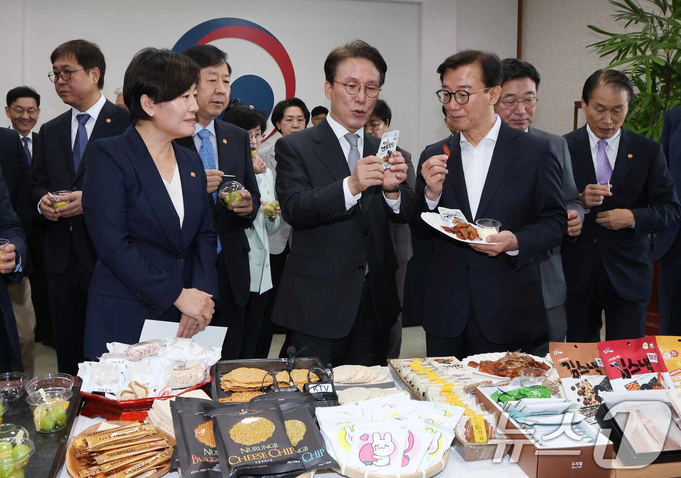 본문 이미지 - 김민석 국무총리, 송미령 농림축산식품부 장관, 전재수 해양수산부 장관 및 국무위원들이 23일 서울 종로구 정부서울청사에서 열린 농수산식품 소비촉진 행사에서 시식을 하고 있다. 2025.9.23/뉴스1 ⓒ News1 임세영 기자