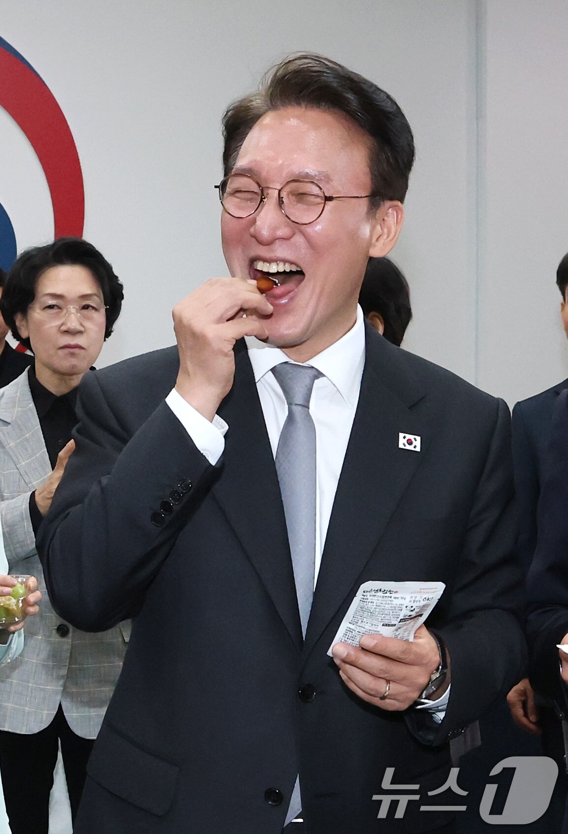 본문 이미지 - 김민석 국무총리가 23일 서울 종로구 정부서울청사에서 열린 농수산식품 소비촉진 행사에서 시식을 하고 있다. 2025.9.23/뉴스1 ⓒ News1 임세영 기자