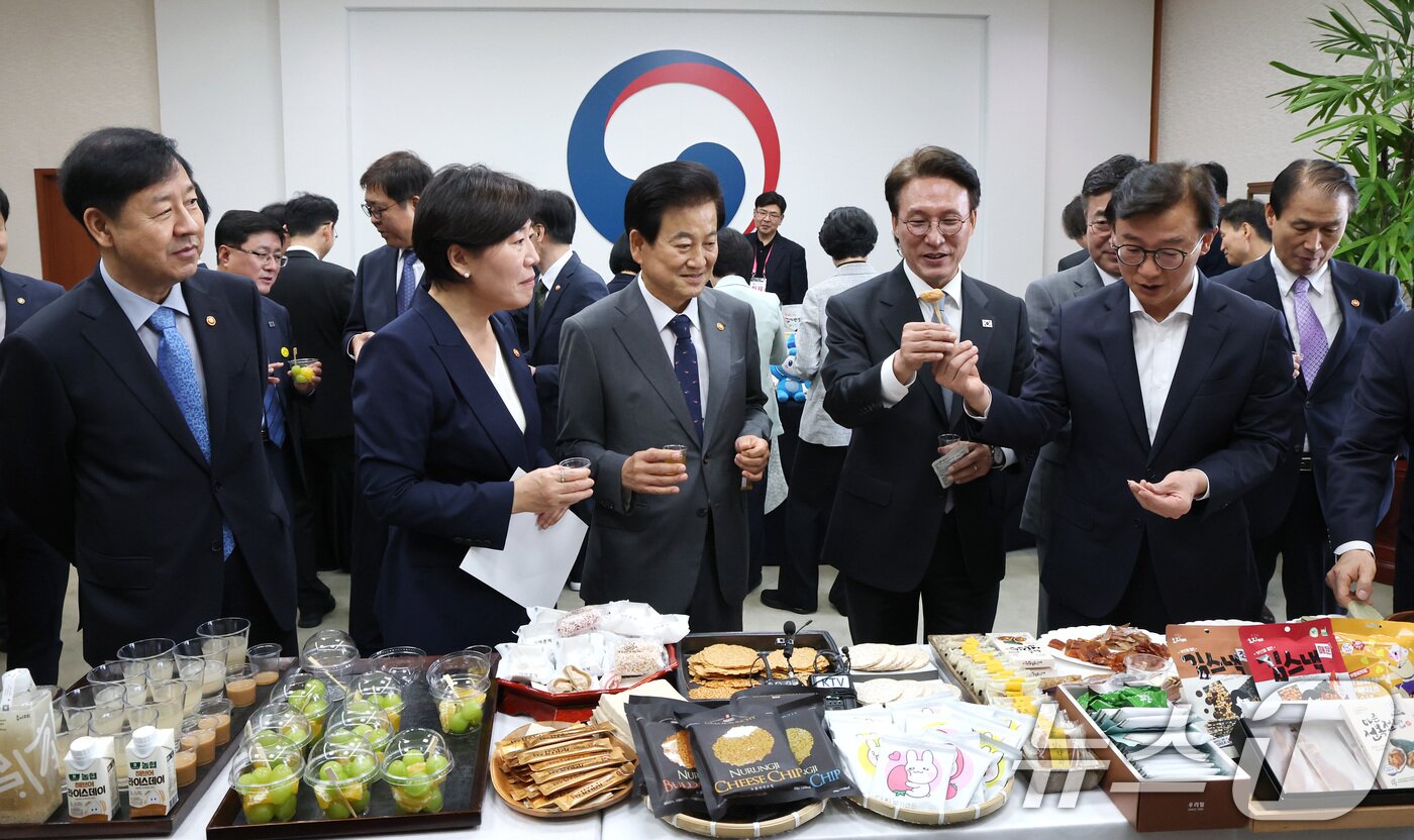 본문 이미지 - 김민석 국무총리, 송미령 농림축산식품부 장관, 전재수 해양수산부 장관 및 국무위원들이 23일 서울 종로구 정부서울청사에서 열린 농수산식품 소비촉진 행사에서 시식을 하고 있다. 2025.9.23/뉴스1 ⓒ News1 임세영 기자