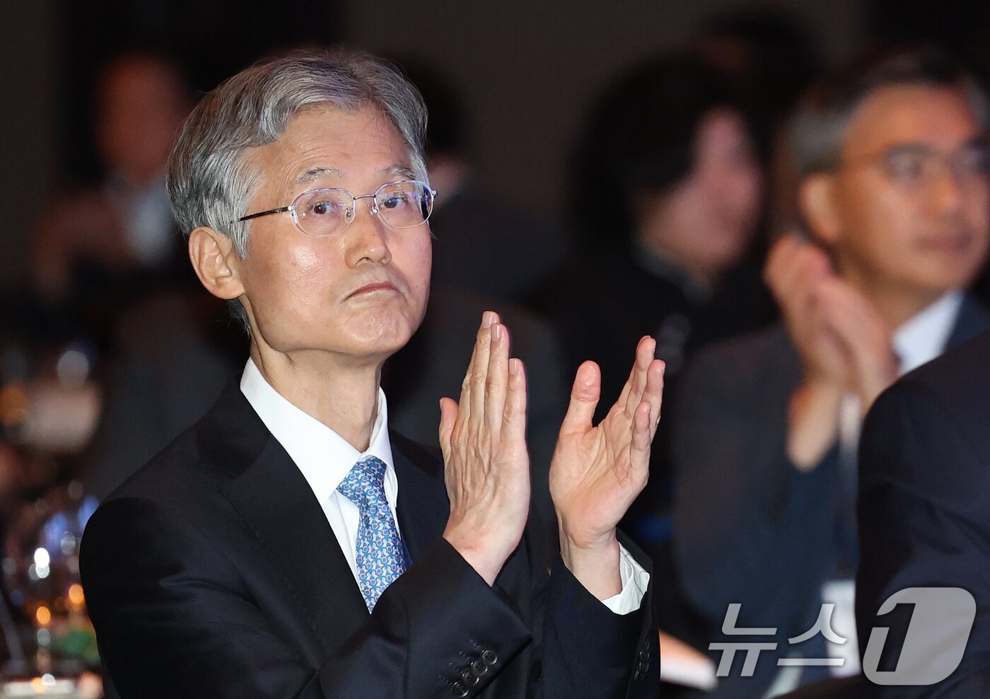 본문 이미지 - 조희대 대법원장이 23일 오전 서울 중구 신라호텔에서 열린 ‘세종 국제 콘퍼런스’ 2일차 일정에 참석해 패널 발표를 들으며 손뼉치고 있다. 국회 법제사법위원회는 지난 22일 전체회의에서 더불어민주당 주도로 &#39;조희대 대법원장 대선 개입 의혹 관련 긴급 현안 청문회&#39; 실시계획서와 관련 증인·참고인 출석의 건을 의결했다. 2025.9.23/뉴스1 ⓒ News1 오대일 기자