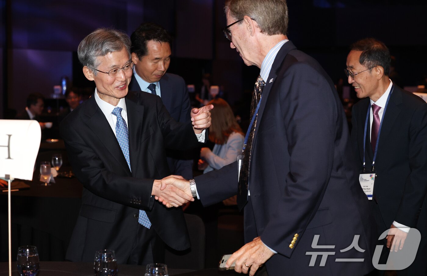 본문 이미지 - 조희대 대법원장이 23일 오전 서울 중구 신라호텔에서 열린 ‘세종 국제 콘퍼런스’ 2일차 일정에 참석해 관계자들과 인사를 나누고 있다. 2025.9.23/뉴스1 ⓒ News1 오대일 기자