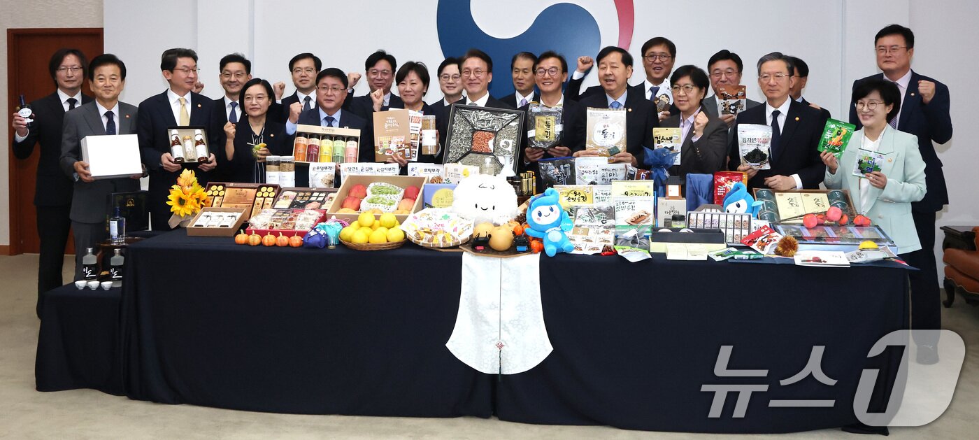 본문 이미지 - 김민석 국무총리 및 국무위원들이 23일 서울 종로구 정부서울청사에서 열린 농수산식품 소비촉진 행사에서 추석민생선물세트를 들고 기념촬영을 하고 있다. 2025.9.23/뉴스1 ⓒ News1 임세영 기자