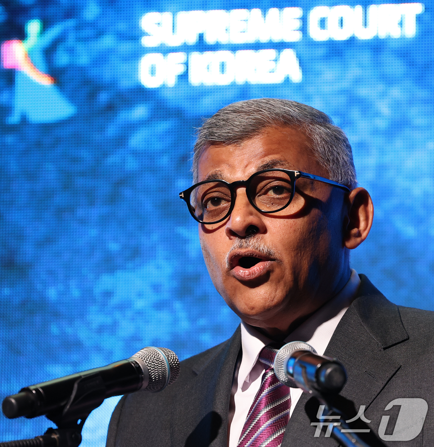 (서울=뉴스1) 오대일 기자 = 23일 오전 서울 중구 신라호텔에서 열린 ‘세종 국제 콘퍼런스’ 2일차 행사에서 순다레쉬 메논 싱가포르 대법원장이 주제 발표를 하고 있다. 2025 …