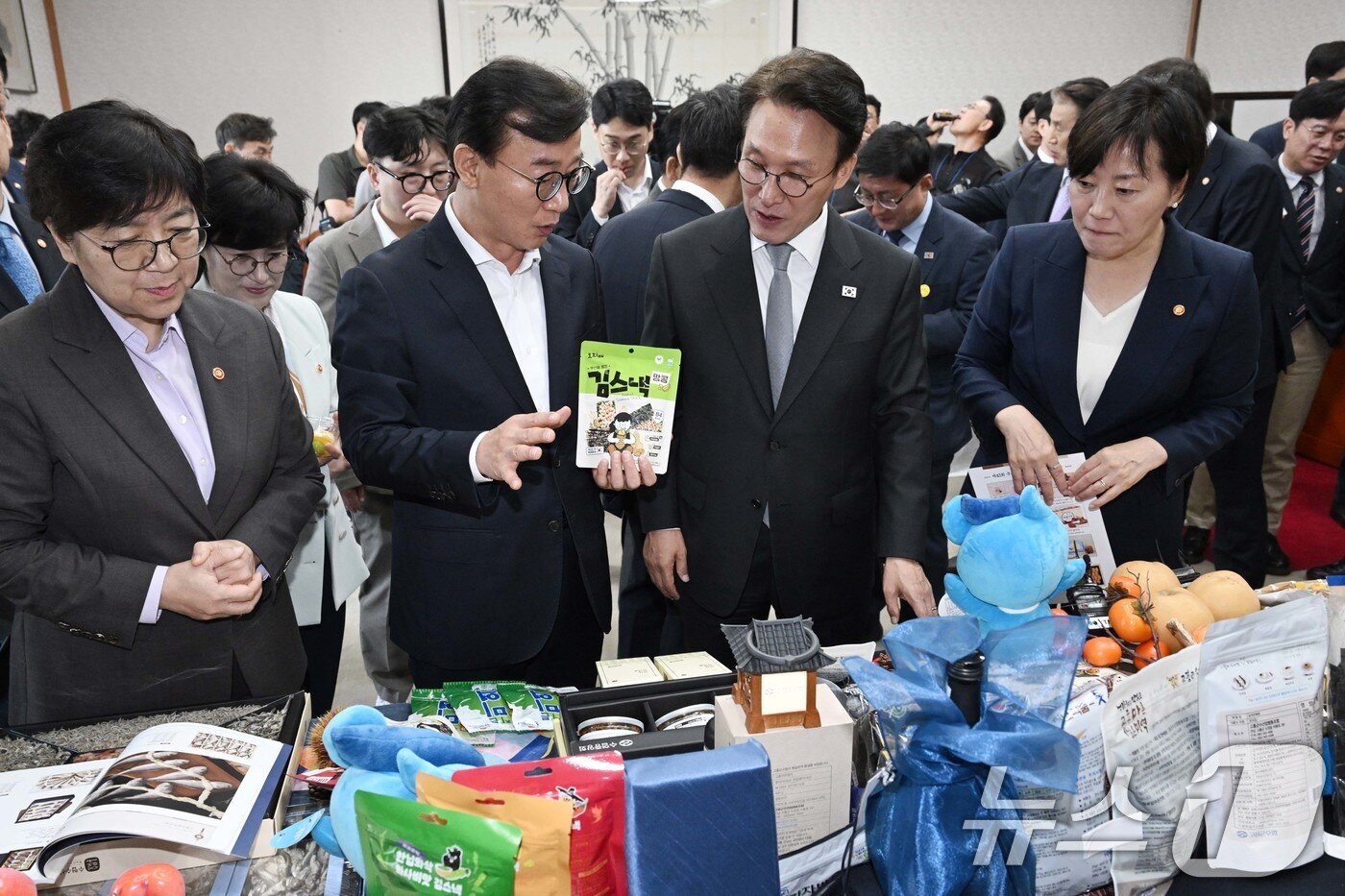 본문 이미지 - 김민석 국무총리가 23일 서울 종로구 정부서울청사에서 국무회의 참석에 앞서 전재수 해양수산부 장관과 송미령 농림축산식품부 장관의 추석 민생선물세트 설명을 듣고 있다. &#40;공동취재&#41; 2025.9.23/뉴스1 ⓒ News1 임세영 기자
