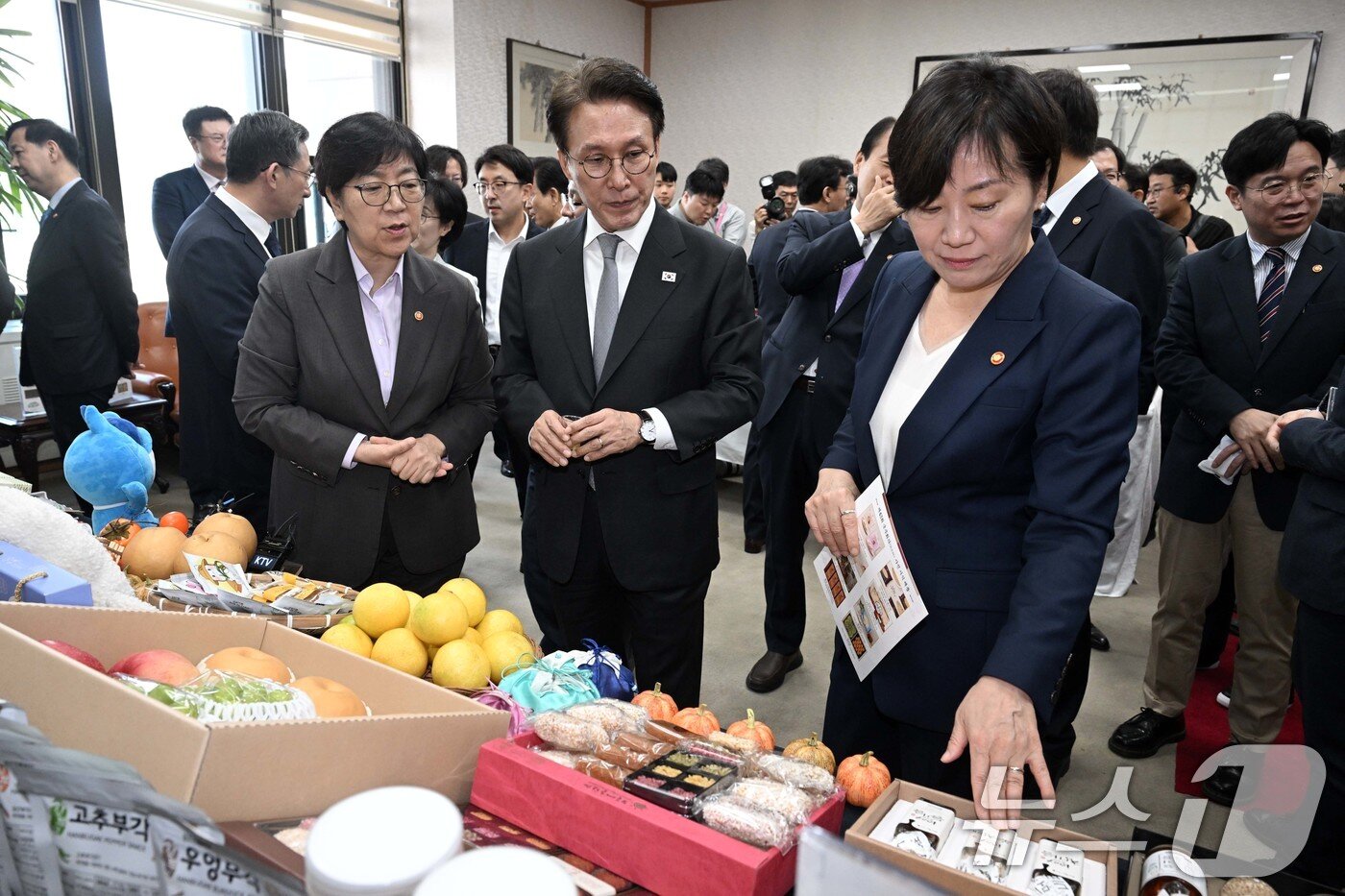 본문 이미지 - 김민석 국무총리가 23일 서울 종로구 정부서울청사에서 국무회의 참석에 앞서 송미령 농림축산식품부 장관의 추석 민생선물세트 설명을 듣고 있다. &#40;공동취재&#41; 2025.9.23/뉴스1 ⓒ News1 임세영 기자