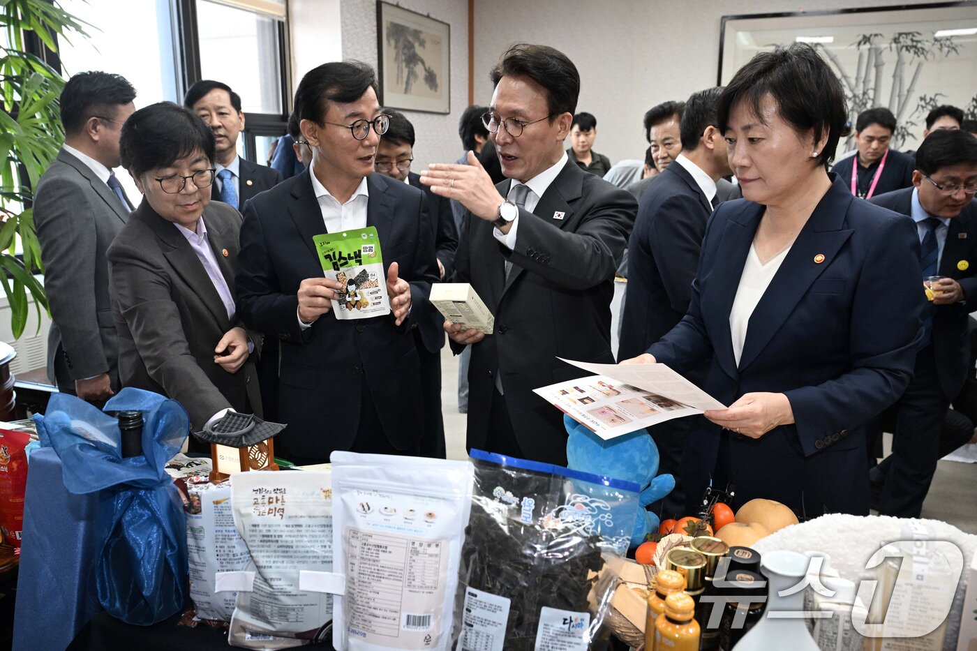본문 이미지 - 김민석 국무총리가 23일 서울 종로구 정부서울청사에서 국무회의 참석에 앞서 전재수 해양수산부 장관과 송미령 농림축산식품부 장관의 추석 민생선물세트 설명을 듣고 있다. &#40;공동취재&#41; 2025.9.23/뉴스1 ⓒ News1 임세영 기자