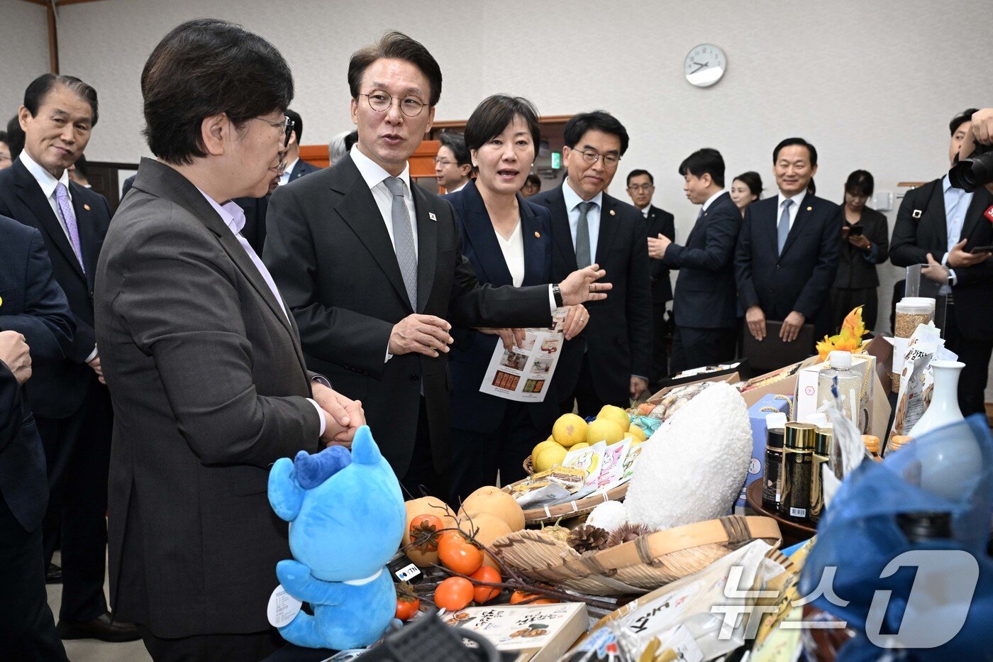 본문 이미지 - 김민석 국무총리가 23일 서울 종로구 정부서울청사에서 국무회의 참석에 앞서 송미령 농림축산식품부 장관의 추석 민생선물세트 설명을 듣고 있다. &#40;공동취재&#41; 2025.9.23/뉴스1 ⓒ News1 임세영 기자
