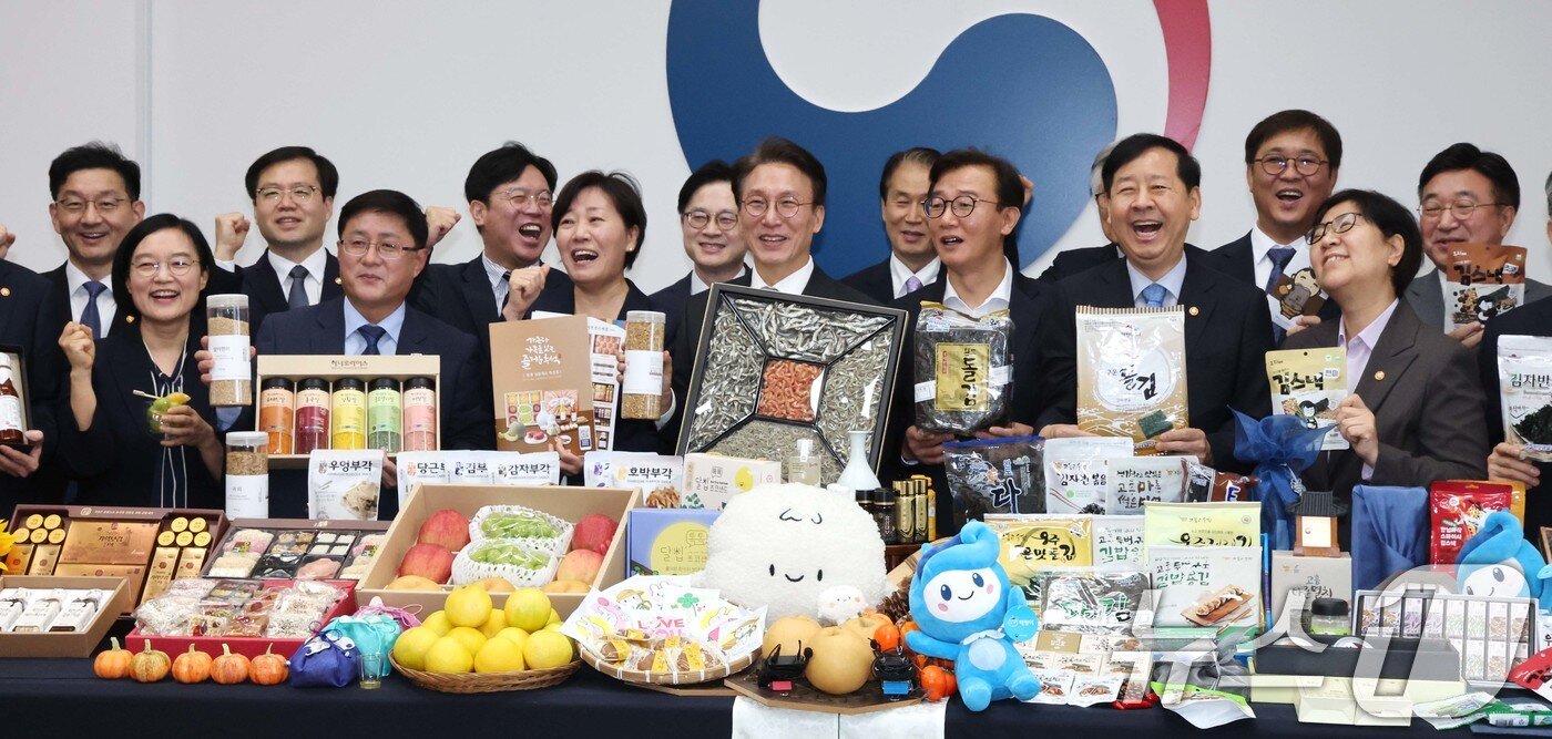 본문 이미지 - 김민석 국무총리 및 국무위원들이 23일 서울 종로구 정부서울청사에서 열린 농수산식품 소비촉진 행사에서 추석민생선물세트를 들고 기념촬영을 하고 있다. 2025.9.23/뉴스1 ⓒ News1 임세영 기자