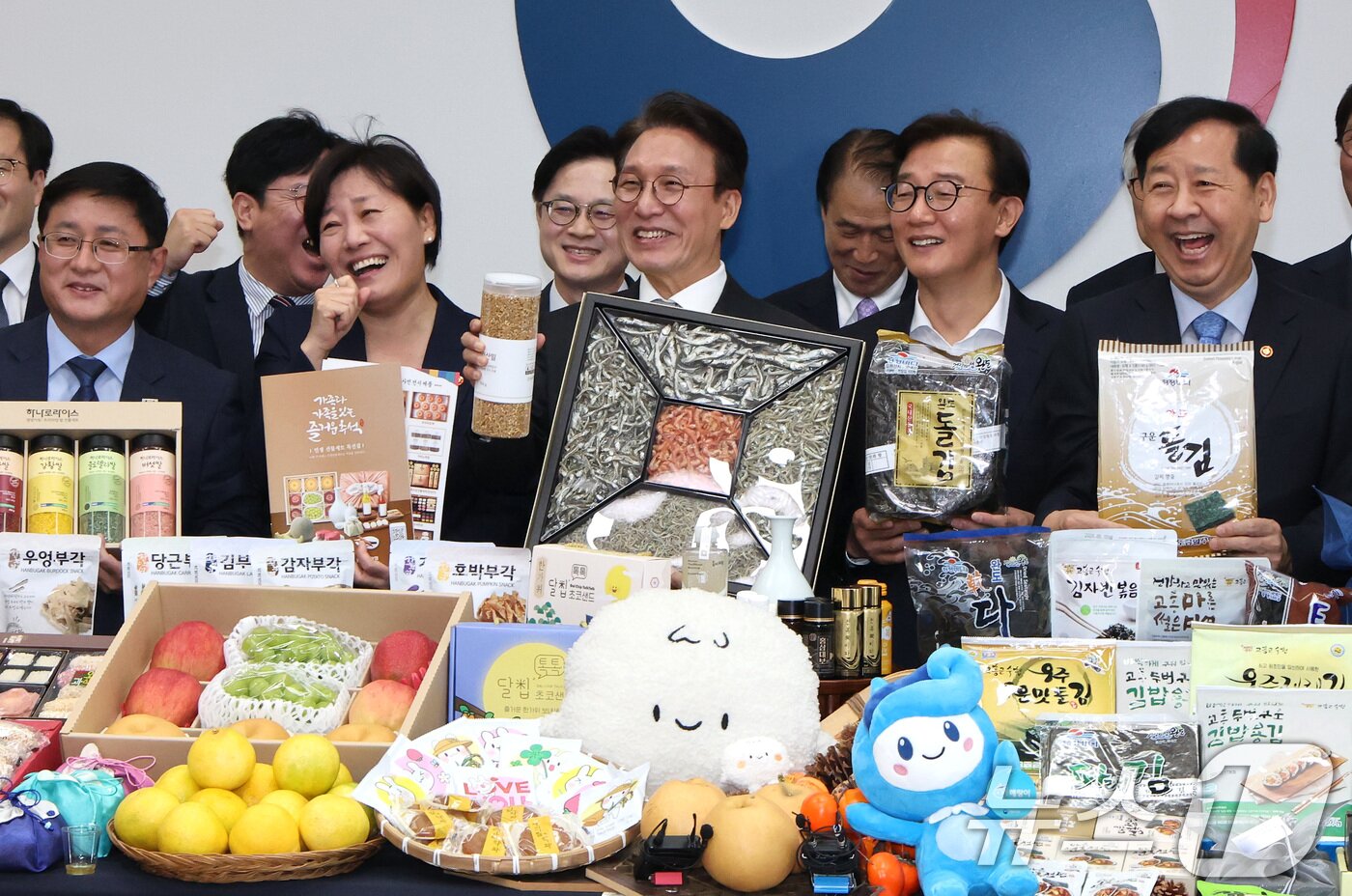 본문 이미지 - 김민석 국무총리 및 국무위원들이 23일 서울 종로구 정부서울청사에서 열린 농수산식품 소비촉진 행사에서 추석민생선물세트를 들고 기념촬영을 하고 있다. 2025.9.23/뉴스1 ⓒ News1 임세영 기자