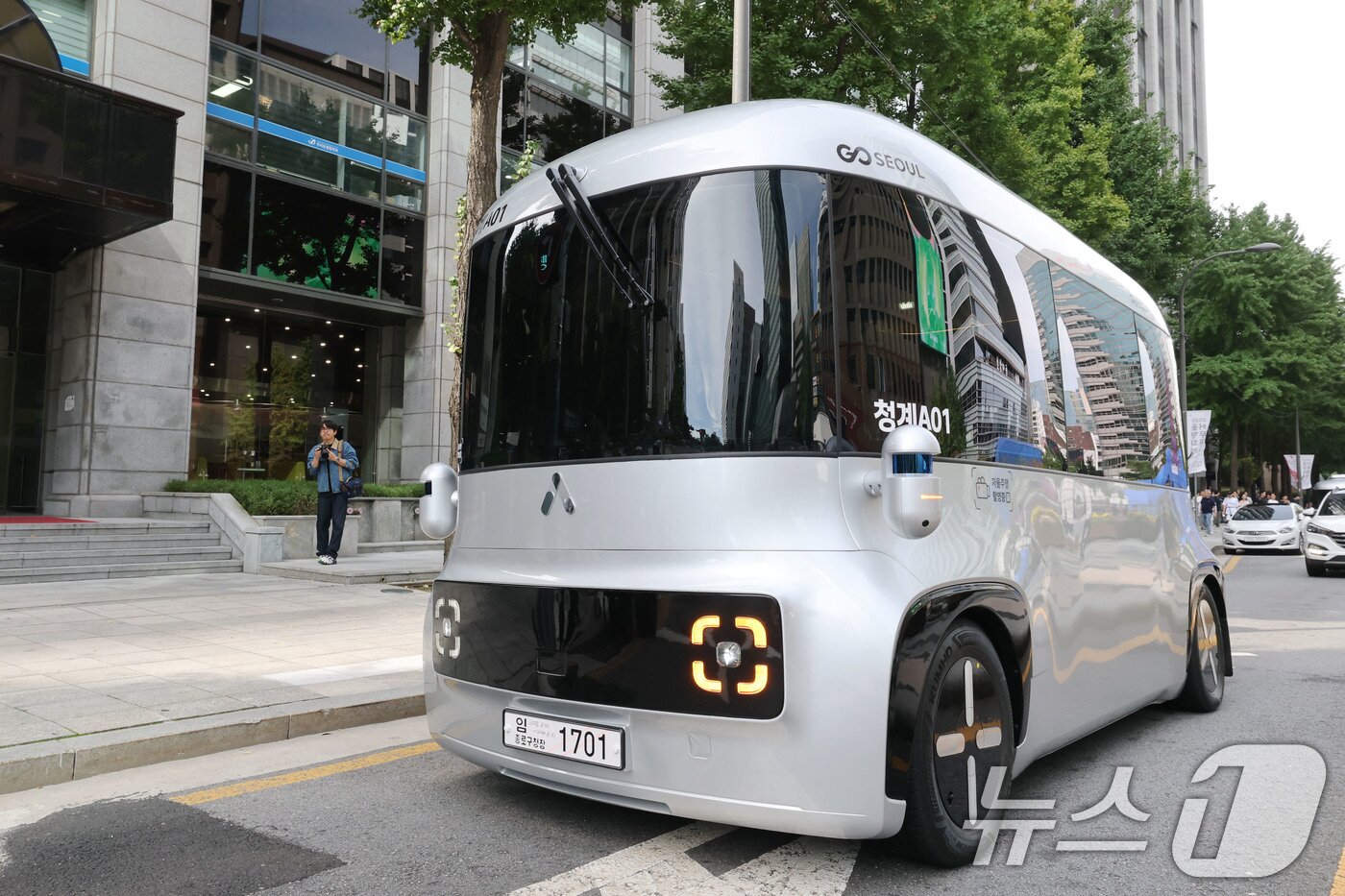 본문 이미지 - 23일 오전 서울 청계천 일대에서 운전석 없는 자율주행셔틀&#39;청계A01&#39;이 시험 운행을 하고 있다. &#39;청계A01&#39;은 시험운전자가 운전석에 탑승·운행하는 기존 자율주행버스와 달리 운전석과 운전대가 없는 자율주행셔틀로 청계광장~청계3가&#40;세운상가&#41;~청계5가&#40;광장시장&#41; 왕복 4.8km 구간을 차량 2대가 순환 운행하며 양방향 총 11개의 정류소에 정차한다. 평일 오전 10시~오후 4시50분 운행으로, 1일 11회·30분 간격&#40;점심시간 제외&#41;으로 운행한다. 2025.9.23/뉴스1 ⓒ News1 이광호 기자