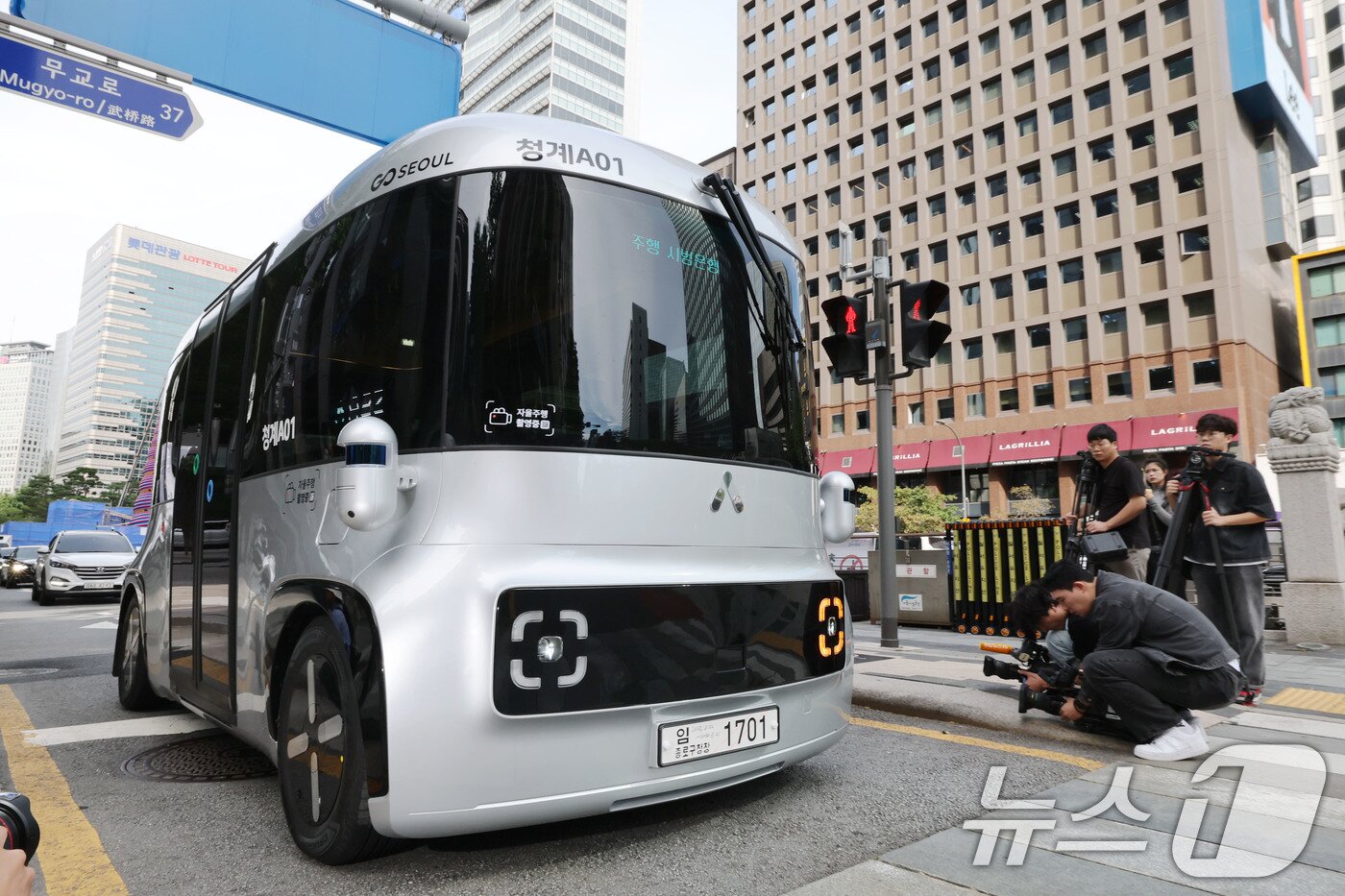 본문 이미지 - 23일 오전 서울 청계천 일대에서 운전석 없는 자율주행셔틀&#39;청계A01&#39;이 시험 운행을 하고 있다.  2025.9.23/뉴스1 ⓒ News1 이광호 기자