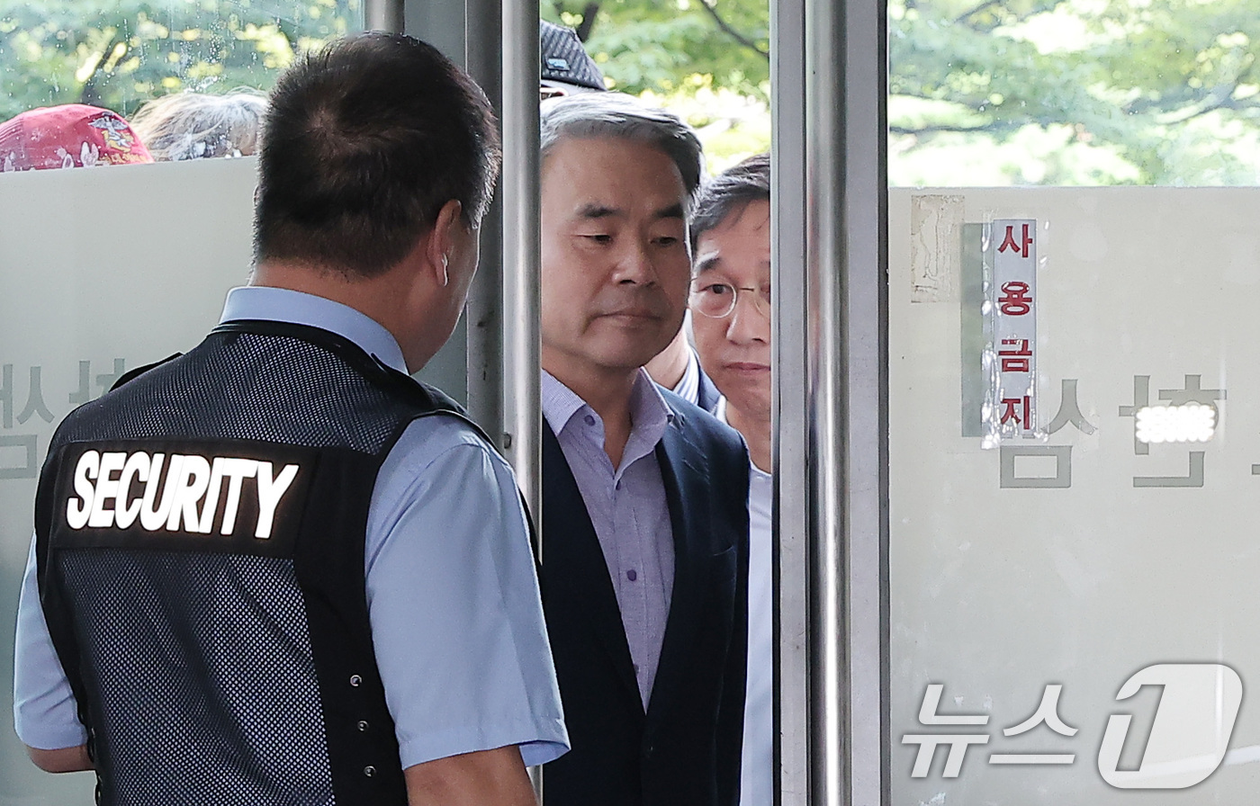 (서울=뉴스1) 김성진 기자 = 이종섭 전 국방부 장관이 23일 서울 서초구 순직 해병 특검(특별검사 이명현) 사무실에 조사를 받기 위해 피의자 신분으로 출석하고 있다. 2025. …