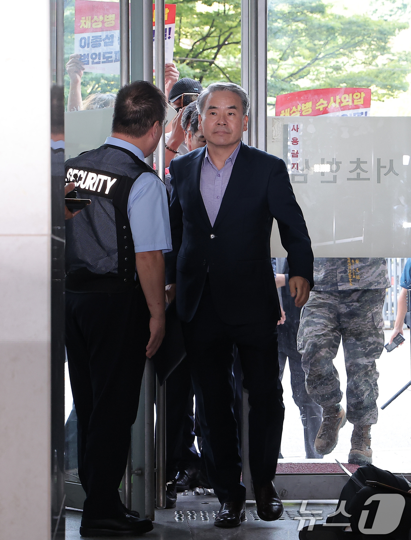 (서울=뉴스1) 김성진 기자 = 이종섭 전 국방부 장관이 23일 서울 서초구 순직 해병 특검(특별검사 이명현) 사무실에 조사를 받기 위해 피의자 신분으로 출석하고 있다. 2025. …