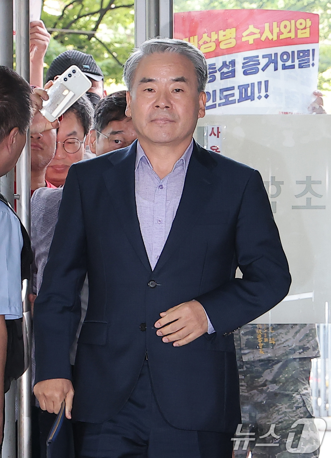 (서울=뉴스1) 김성진 기자 = 이종섭 전 국방부 장관이 23일 서울 서초구 순직 해병 특검(특별검사 이명현) 사무실에 조사를 받기 위해 피의자 신분으로 출석하고 있다. 2025. …