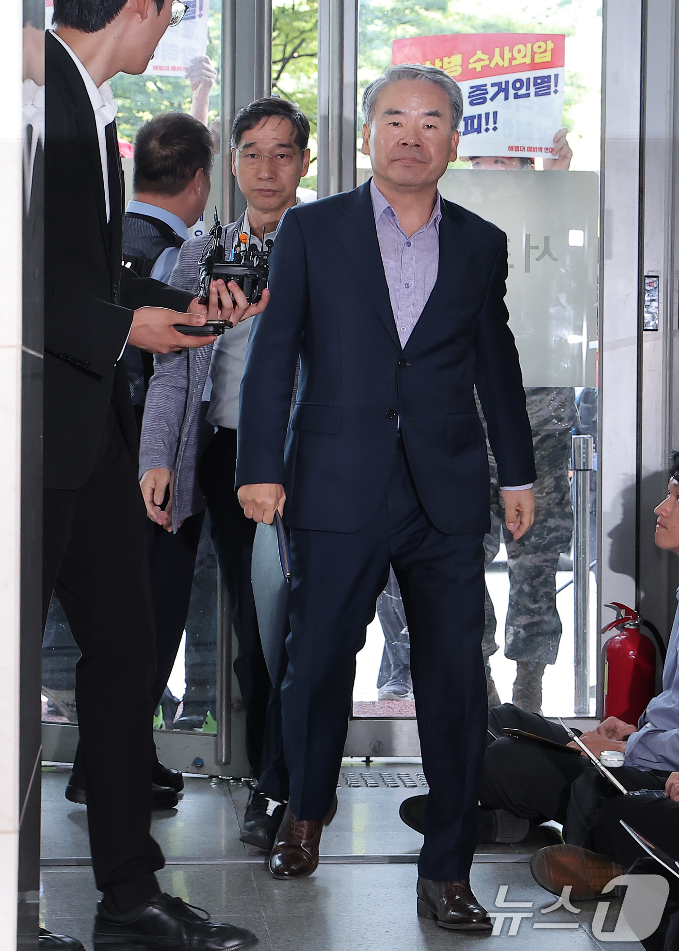 (서울=뉴스1) 김성진 기자 = 이종섭 전 국방부 장관이 23일 서울 서초구 순직 해병 특검(특별검사 이명현) 사무실에 조사를 받기 위해 피의자 신분으로 출석하고 있다. 2025. …
