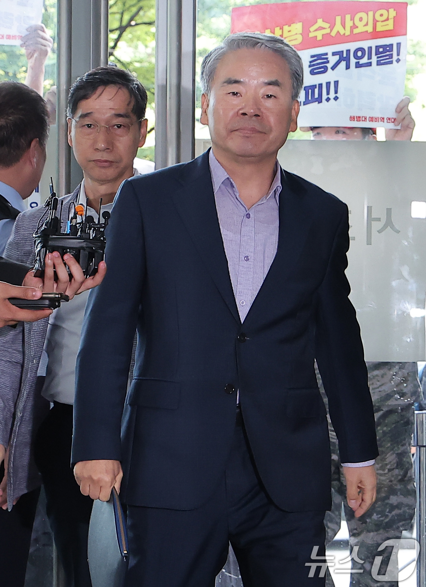 (서울=뉴스1) 김성진 기자 = 이종섭 전 국방부 장관이 23일 서울 서초구 순직 해병 특검(특별검사 이명현) 사무실에 조사를 받기 위해 피의자 신분으로 출석하고 있다. 2025. …