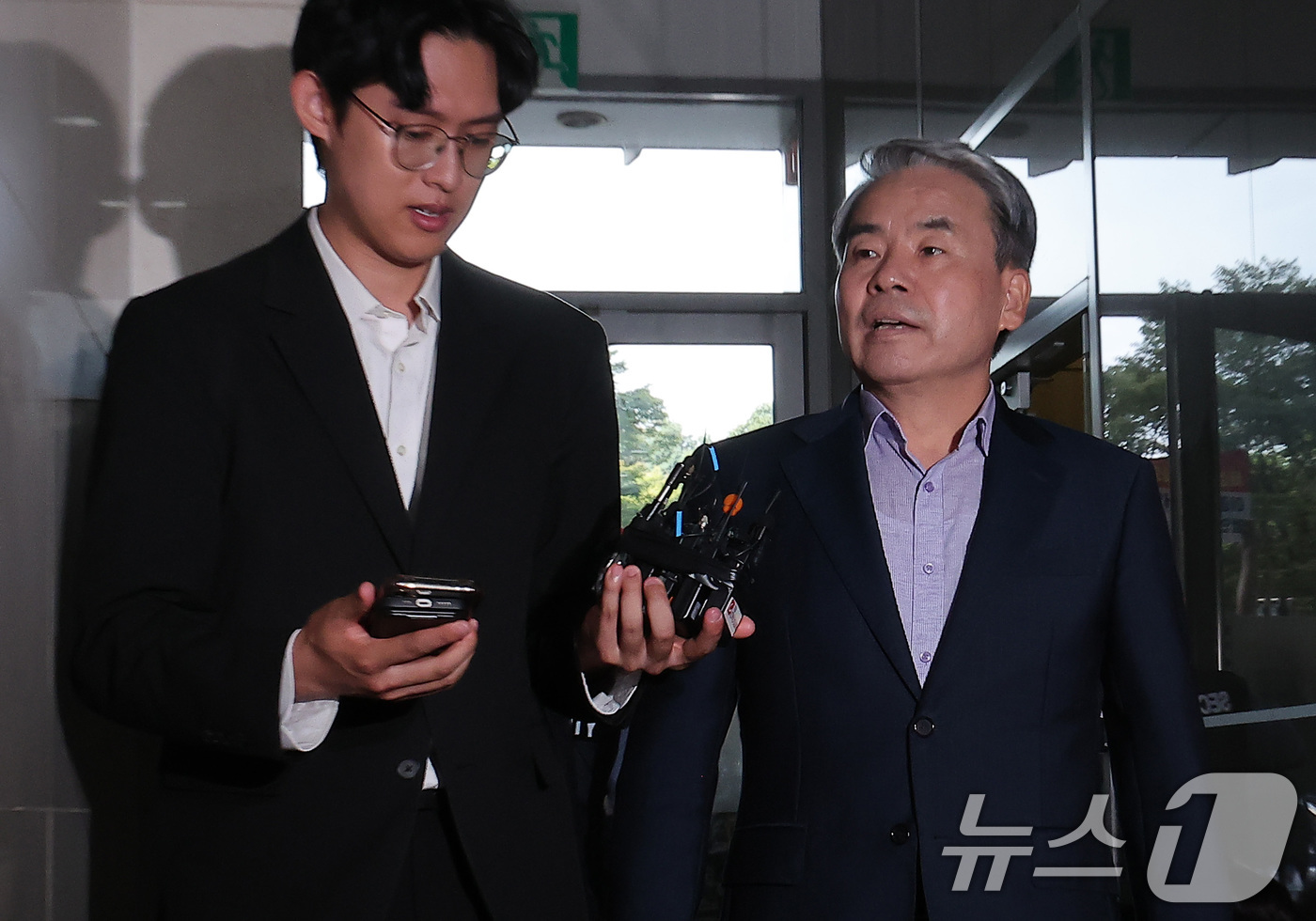 (서울=뉴스1) 김성진 기자 = 이종섭 전 국방부 장관이 23일 서울 서초구 순직 해병 특검(특별검사 이명현) 사무실에 조사를 받기 위해 피의자 신분으로 출석하고 있다. 2025. …