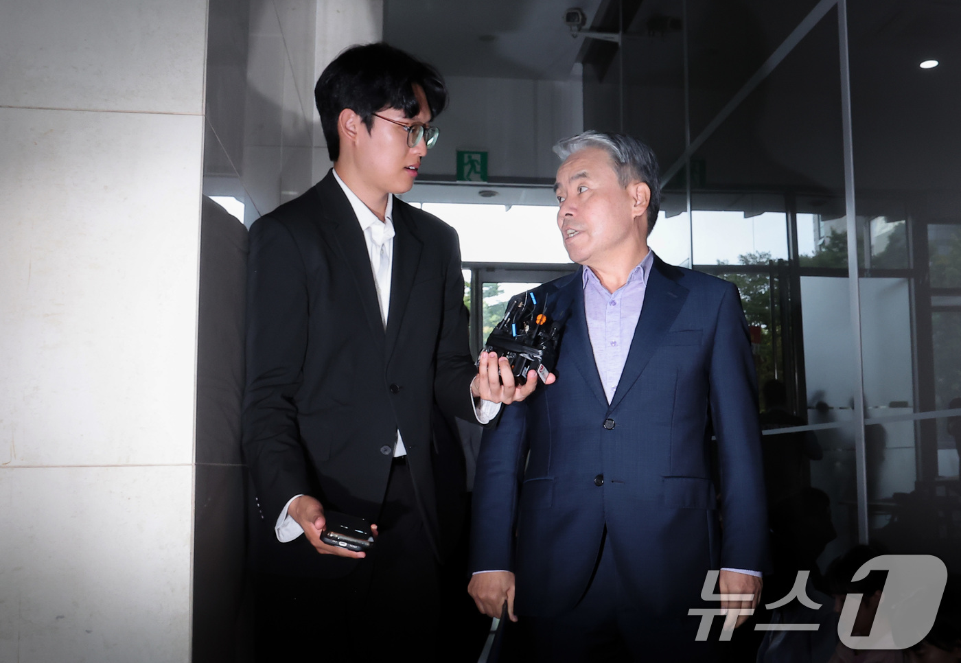 (서울=뉴스1) 김성진 기자 = 이종섭 전 국방부 장관이 23일 서울 서초구 순직 해병 특검(특별검사 이명현) 사무실에 조사를 받기 위해 피의자 신분으로 출석하고 있다. 2025. …