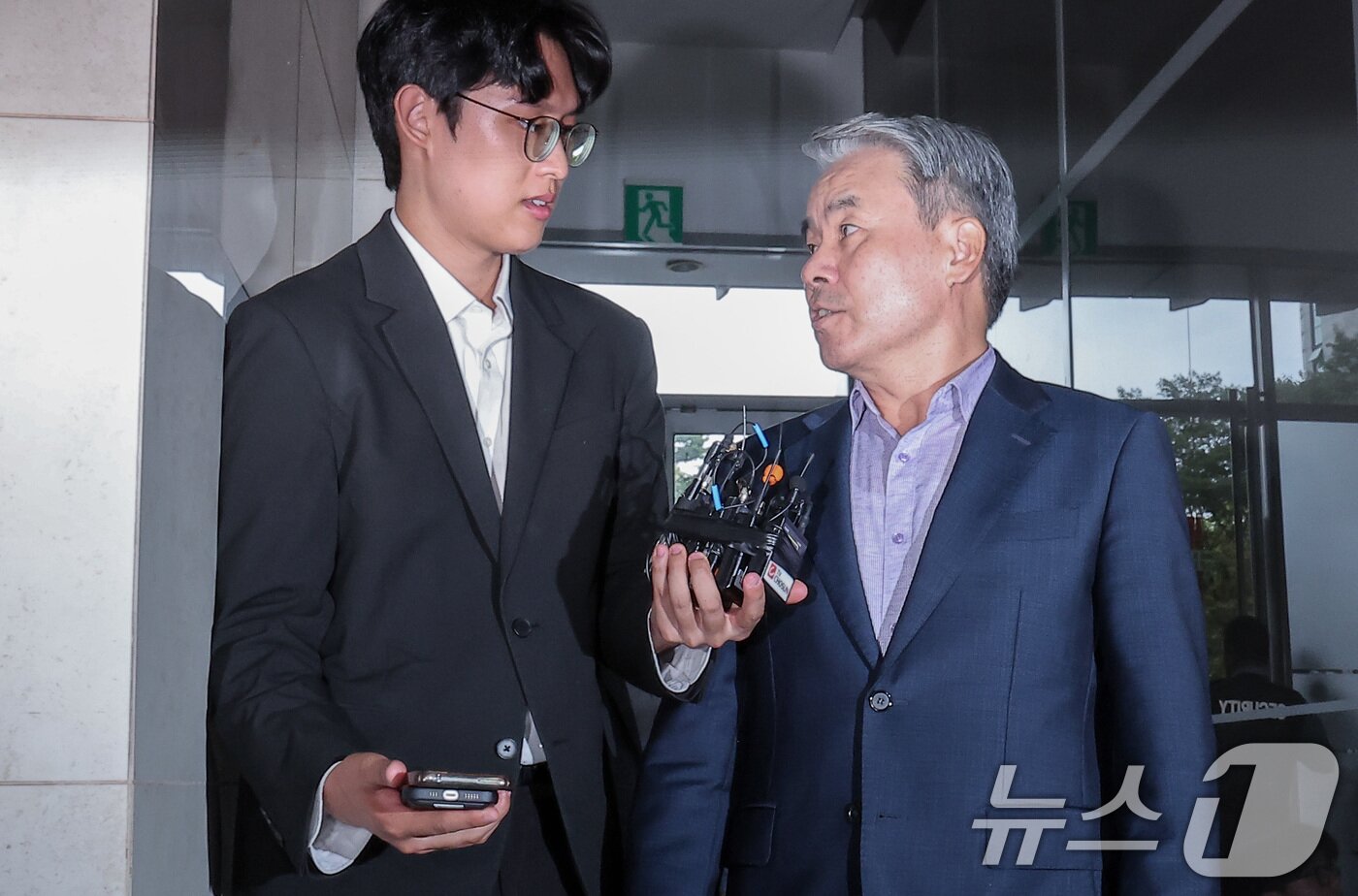 본문 이미지 - 이종섭 전 국방부 장관이 23일 서울 서초구 순직 해병 특검(특별검사 이명현) 사무실에 조사를 받기 위해 피의자 신분으로 출석하고 있다. 2025.9.23/뉴스1 ⓒ News1 김성진 기자