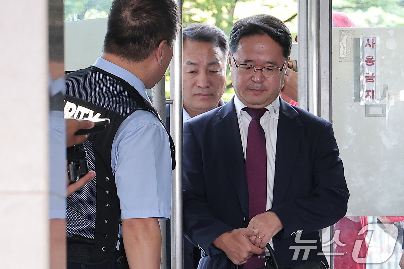 (서울=뉴스1) 김성진 기자 = 김계환 전 해병대 사령관이 23일 서울 서초구 순직 해병 특검(특별검사 이명현) 사무실에 조사를 받기 위해 피의자 신분으로 출석하고 있다. 2025 …