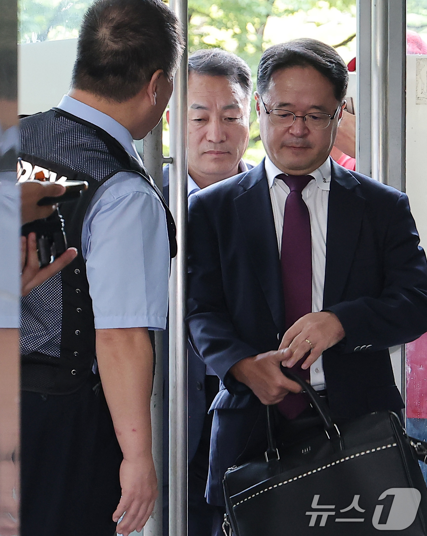 (서울=뉴스1) 김성진 기자 = 김계환 전 해병대 사령관이 23일 서울 서초구 순직 해병 특검(특별검사 이명현) 사무실에 조사를 받기 위해 피의자 신분으로 출석하고 있다. 2025 …