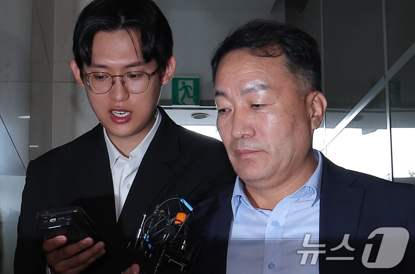 본문 이미지 - 김계환 전 해병대 사령관이 23일 서울 서초구 순직 해병 특검&#40;특별검사 이명현&#41; 사무실에 조사를 받기 위해 피의자 신분으로 출석하고 있다. 2025.9.23/뉴스1 ⓒ News1 김성진 기자