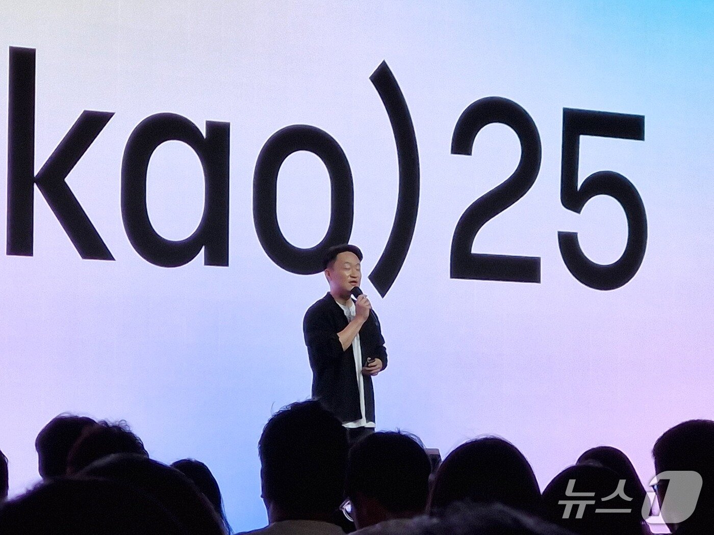 본문 이미지 - 홍민택 카카오 최고제품책임자(CPO)는 23일 경기 용인시 카카오AI캠퍼스에서 열린 개발자 콘퍼런스 '이프 카카오'(if(kakao)25)에서 발표를 하고 있다. 2025.09.23 ⓒ 뉴스1