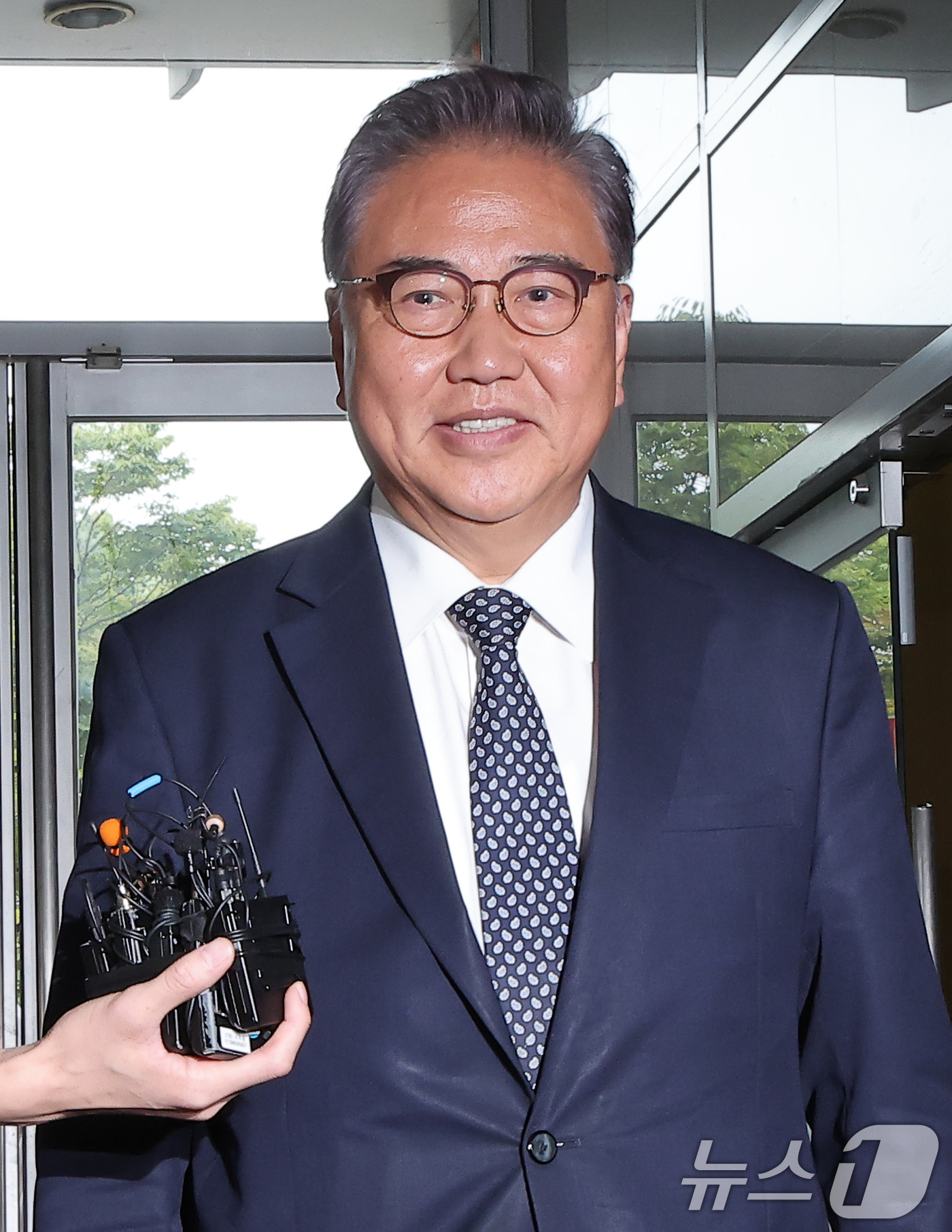 (서울=뉴스1) 김성진 기자 = 박진 전 외교부 장관이 23일 서울 서초구 순직 해병 특검(특별검사 이명현) 사무실에 참고인 조사를 받기 위해 출석하고 있다. 2025.9.23/뉴 …