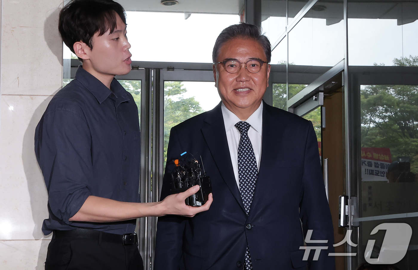 (서울=뉴스1) 김성진 기자 = 박진 전 외교부 장관이 23일 서울 서초구 순직 해병 특검(특별검사 이명현) 사무실에 참고인 조사를 받기 위해 출석하고 있다. 2025.9.23/뉴 …