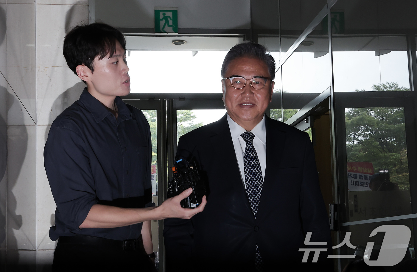 (서울=뉴스1) 김성진 기자 = 박진 전 외교부 장관이 23일 서울 서초구 순직 해병 특검(특별검사 이명현) 사무실에 참고인 조사를 받기 위해 출석하고 있다. 2025.9.23/뉴 …