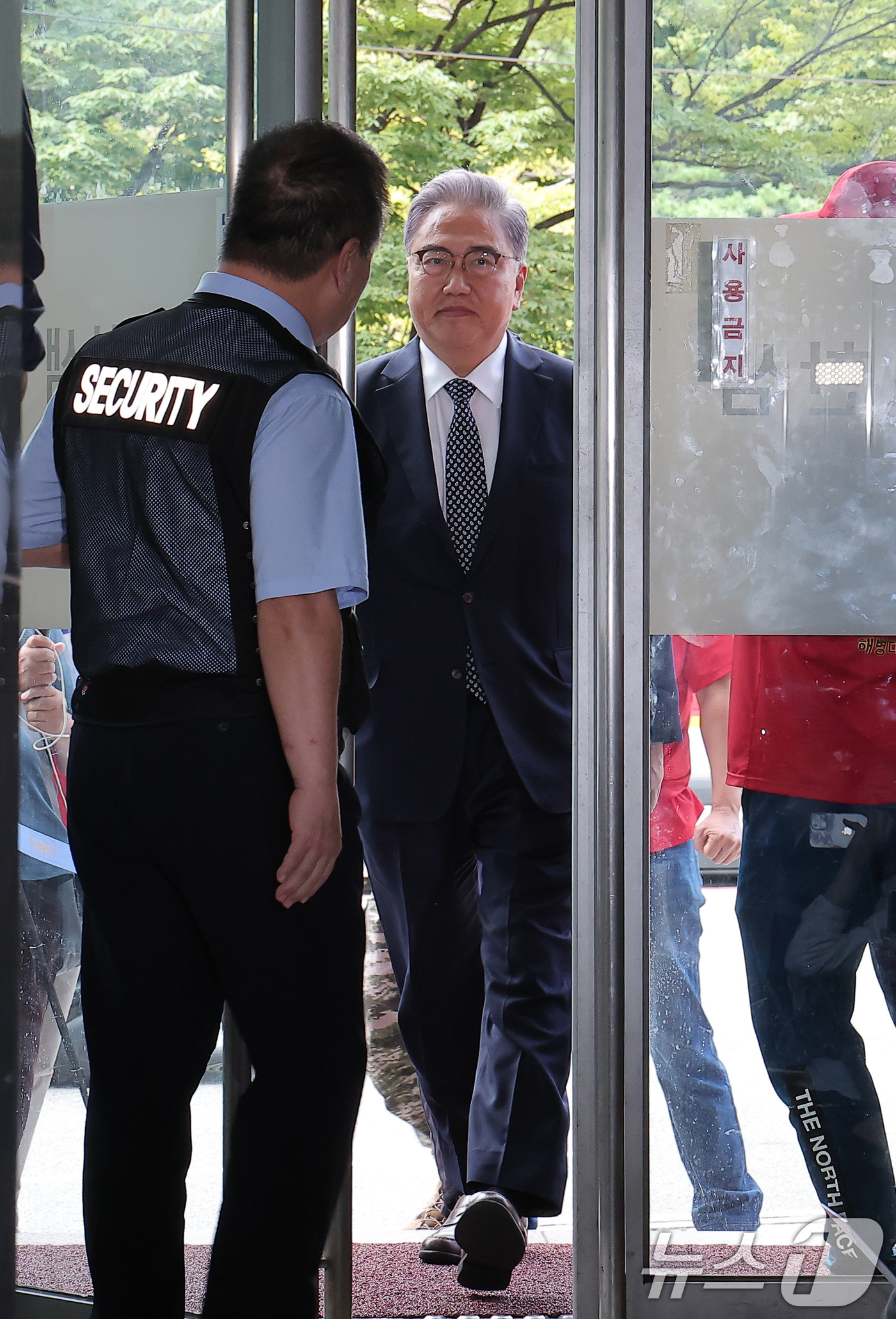 (서울=뉴스1) 김성진 기자 = 박진 전 외교부 장관이 23일 서울 서초구 순직 해병 특검(특별검사 이명현) 사무실에 참고인 조사를 받기 위해 출석하고 있다. 2025.9.23/뉴 …