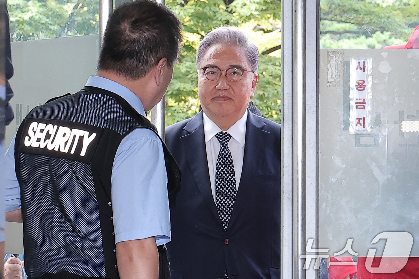 (서울=뉴스1) 김성진 기자 = 박진 전 외교부 장관이 23일 서울 서초구 순직 해병 특검(특별검사 이명현) 사무실에 참고인 조사를 받기 위해 출석하고 있다. 2025.9.23/뉴 …