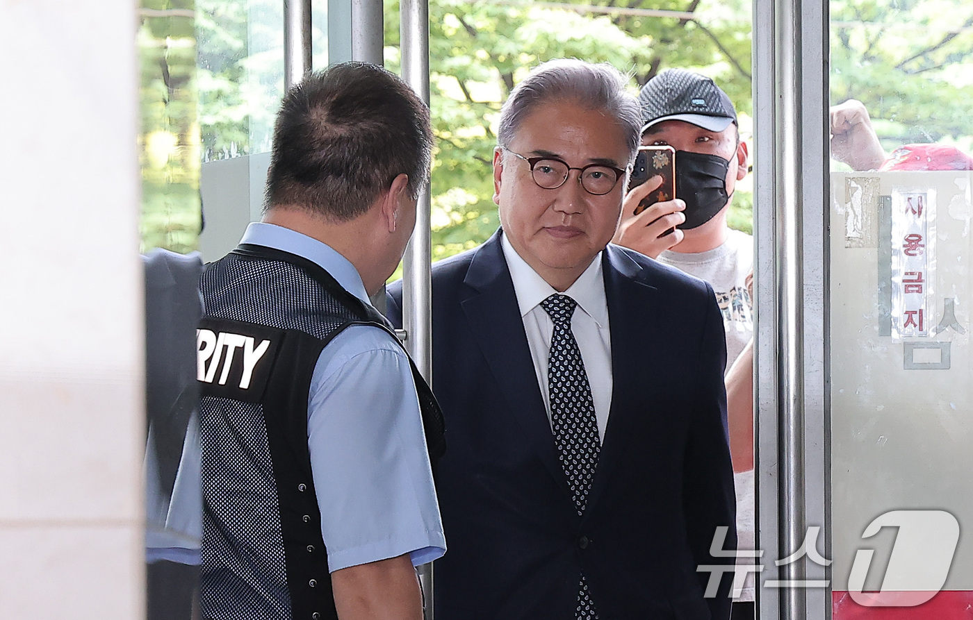 (서울=뉴스1) 김성진 기자 = 박진 전 외교부 장관이 23일 서울 서초구 순직 해병 특검(특별검사 이명현) 사무실에 참고인 조사를 받기 위해 출석하고 있다. 2025.9.23/뉴 …