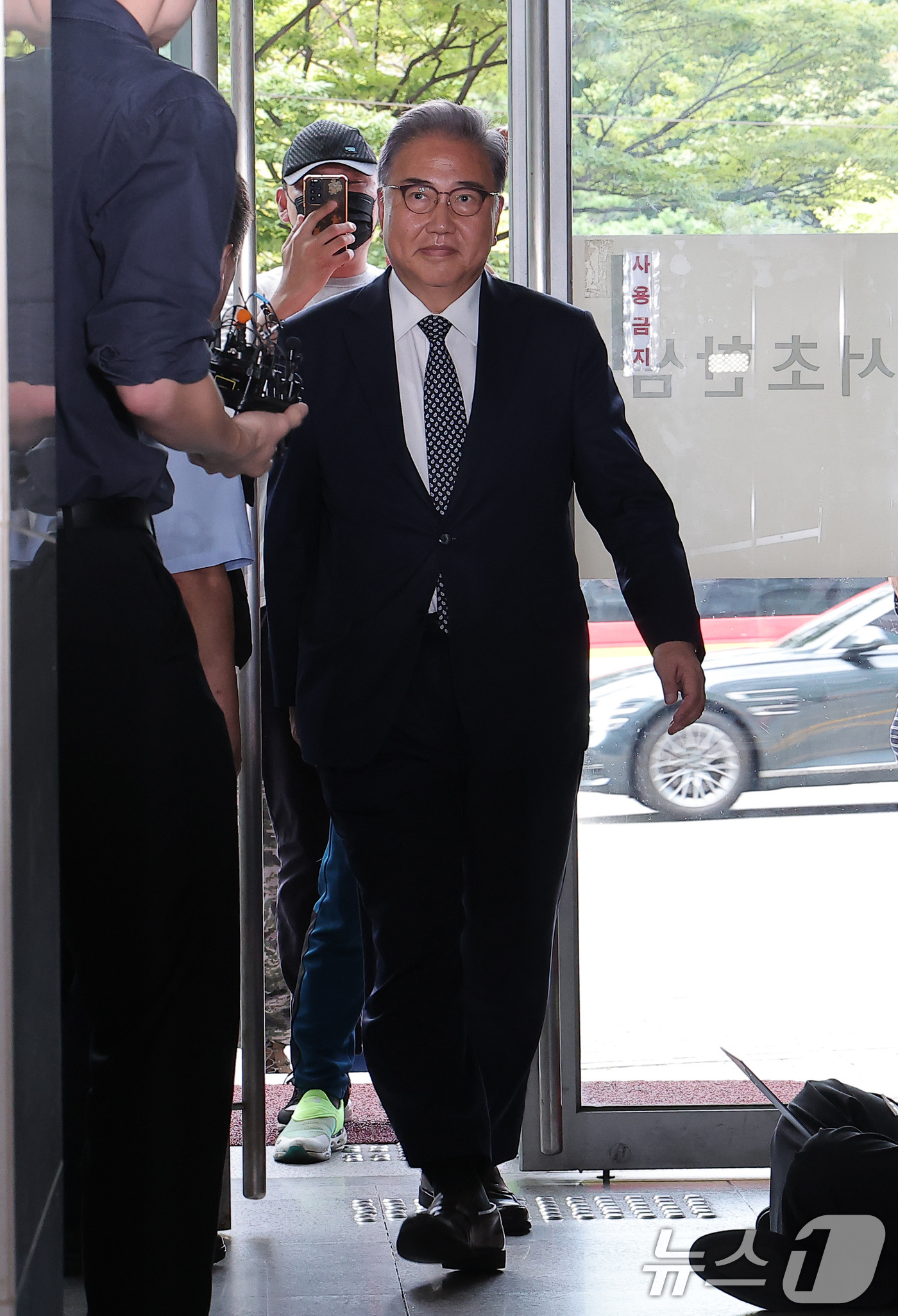 (서울=뉴스1) 김성진 기자 = 박진 전 외교부 장관이 23일 서울 서초구 순직 해병 특검(특별검사 이명현) 사무실에 참고인 조사를 받기 위해 출석하고 있다. 2025.9.23/뉴 …