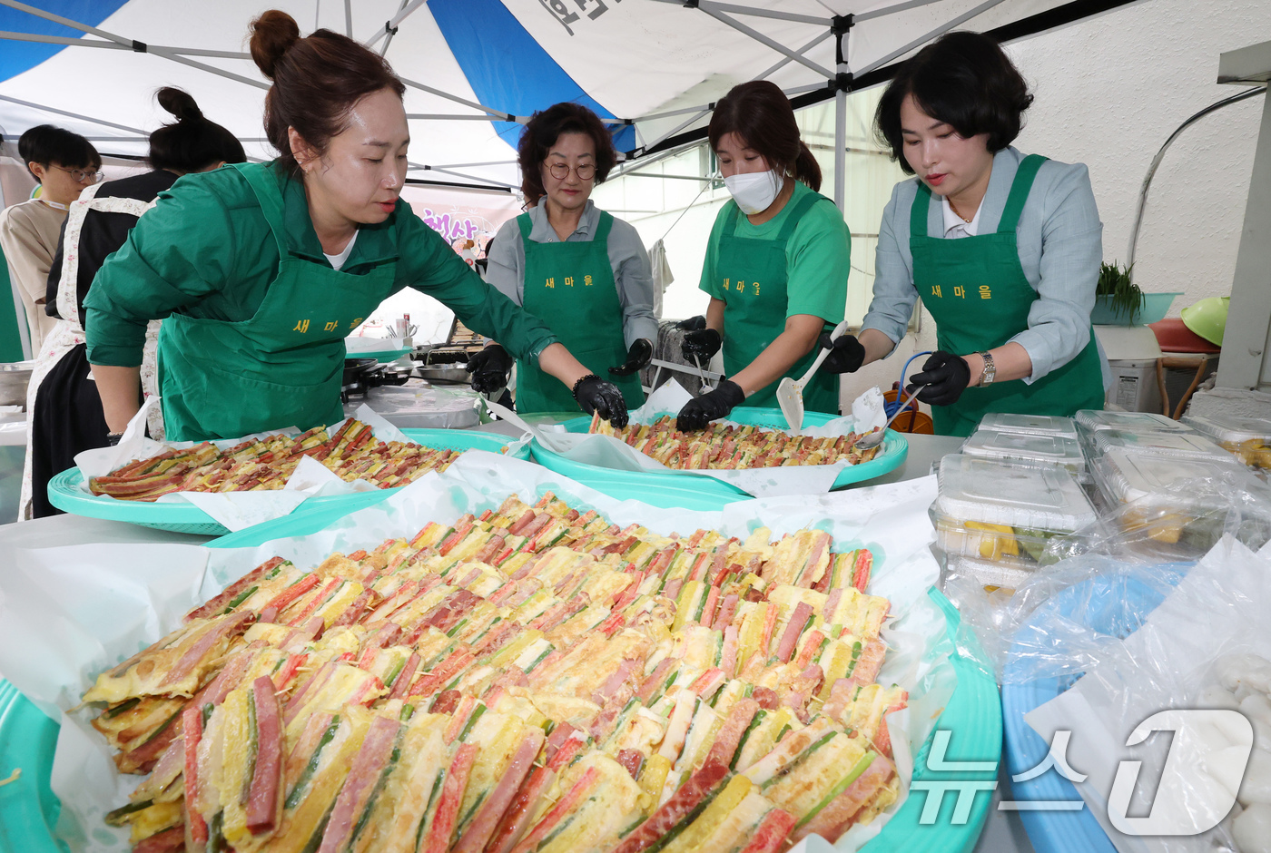 (대전=뉴스1) 김기태 기자 = 23일 대전 동구 성남동행정복지센터에서 열린 새마을회 추석맞이 송편·전 나눔 행사에서 새마을 회원들이 소외계층에 전달할 음식을 준비하고 있다.  2 …