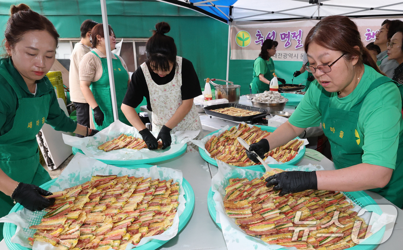 (대전=뉴스1) 김기태 기자 = 23일 대전 동구 성남동행정복지센터에서 열린 새마을회 추석맞이 송편·전 나눔 행사에서 새마을 회원들이 소외계층에 전달할 음식을 준비하고 있다.  2 …