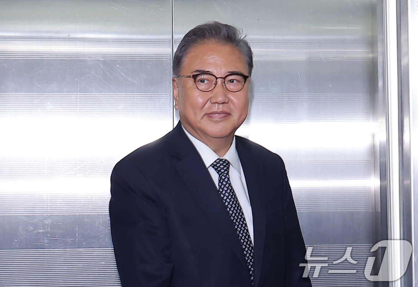 (서울=뉴스1) 김성진 기자 = 박진 전 외교부 장관이 23일 서울 서초구 순직 해병 특검(특별검사 이명현) 사무실에 참고인 조사를 받기 위해 출석하고 있다. 2025.9.23/뉴 …