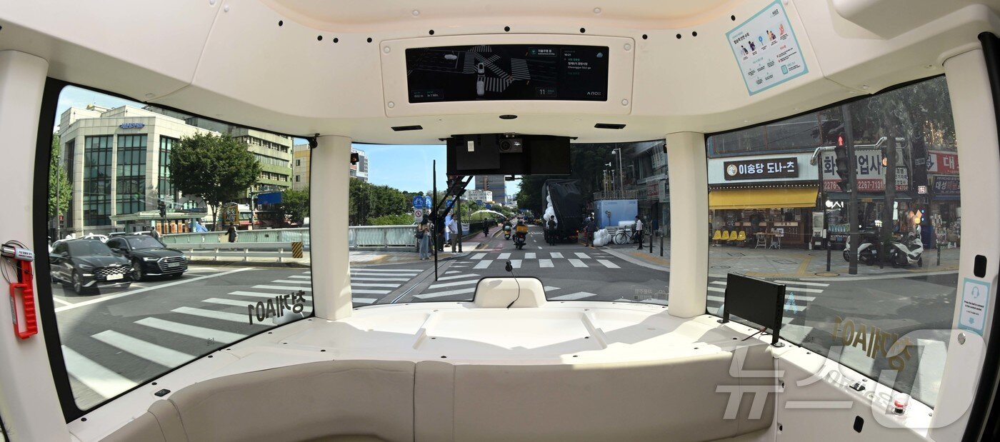 본문 이미지 - 운전석 없는 자율주행셔틀 &#39;청계A01&#39;이 23일 서울 중구 청계천 일대에서 시범 운행을 하고 있다.  &#40;공동취재&#41; 2025.9.23/뉴스1 ⓒ News1 이광호 기자