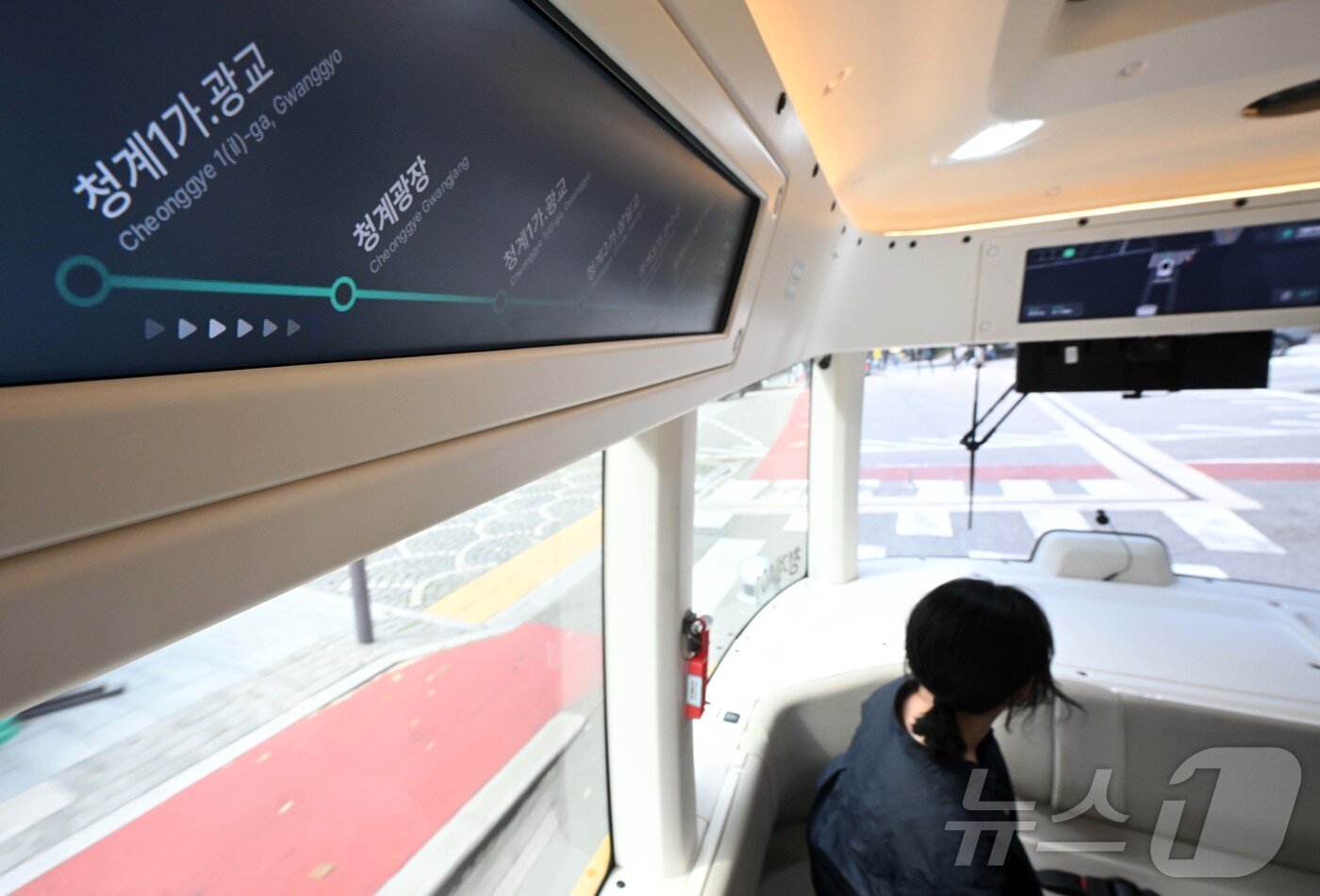 본문 이미지 - 운전석 없는 자율주행셔틀 &#39;청계A01&#39;이 23일 서울 중구 청계천 일대에서 시범 운행을 하고 있다.  &#40;공동취재&#41; 2025.9.23/뉴스1 ⓒ News1 이광호 기자