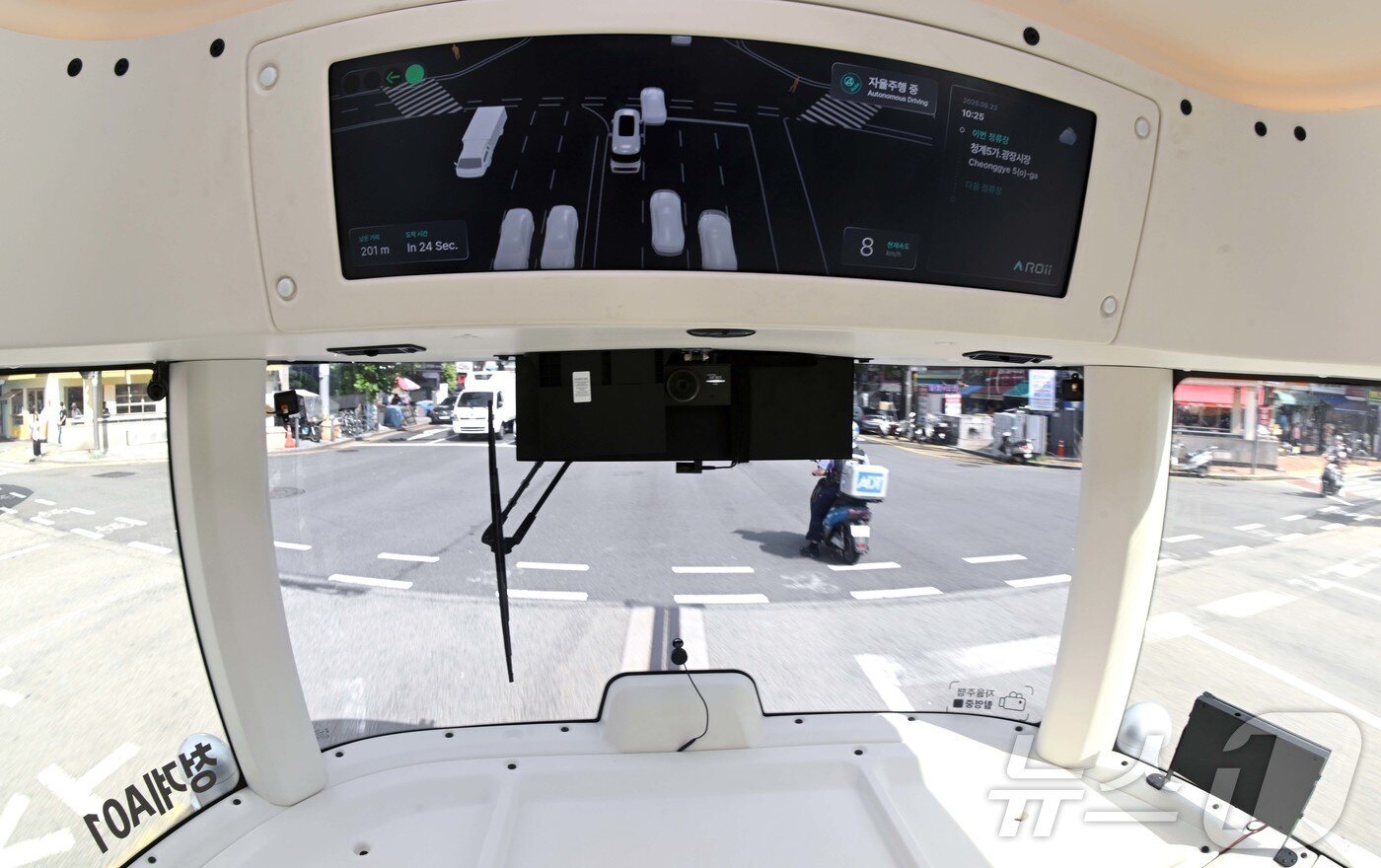 본문 이미지 - 운전석 없는 자율주행셔틀 &#39;청계A01&#39;이 23일 서울 중구 청계천 일대에서 시범 운행을 하고 있다.  &#40;공동취재&#41; 2025.9.23/뉴스1 ⓒ News1 이광호 기자